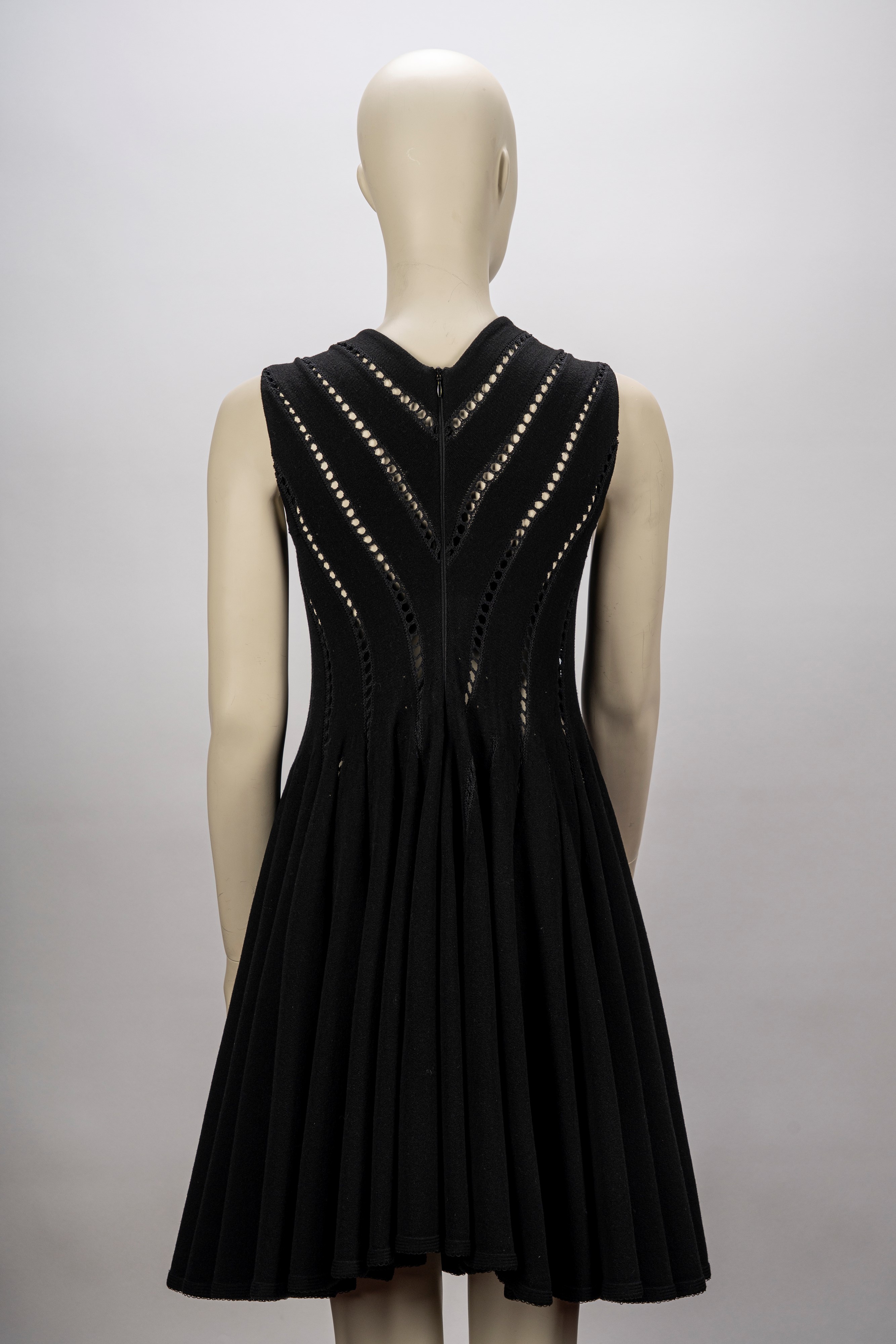 Maison Alaia - Mini abito in cotone elasticizzato nero con lavorazioni a trafori verticali