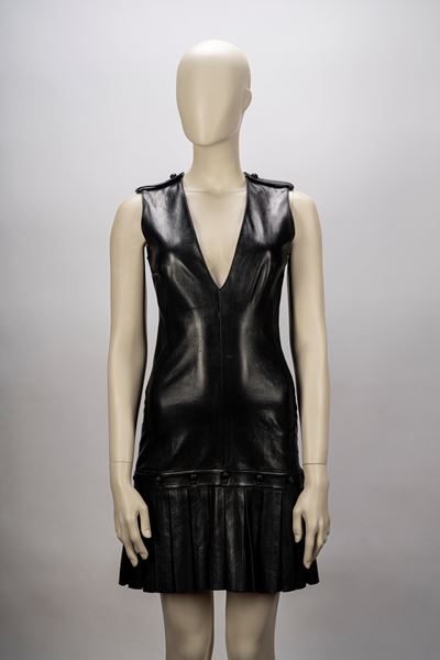 Alexander McQueen, Mini abito in pelle nera con scollo a V