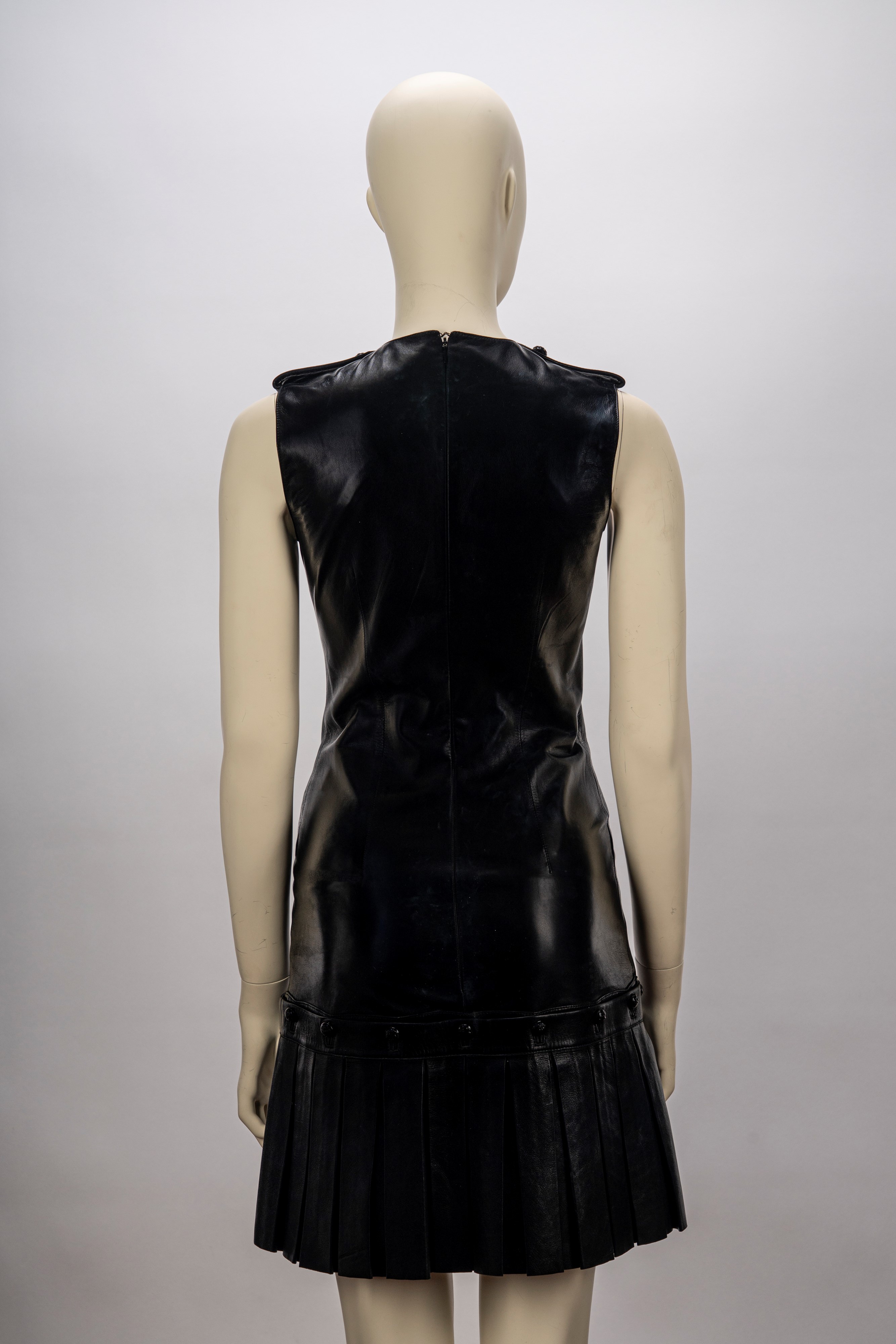 Alexander MC Queen - Alexander McQueen, Mini abito in pelle nera con scollo a V