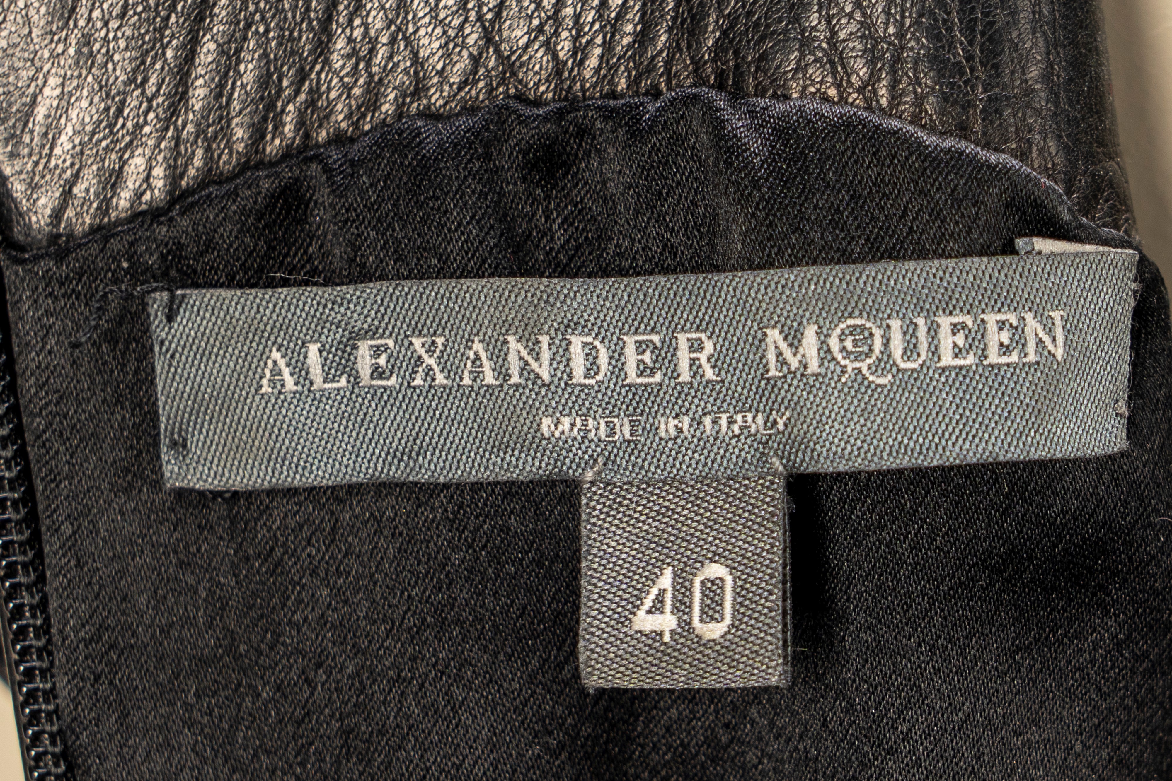 Alexander MC Queen - Alexander McQueen, Mini abito in pelle nera con scollo a V