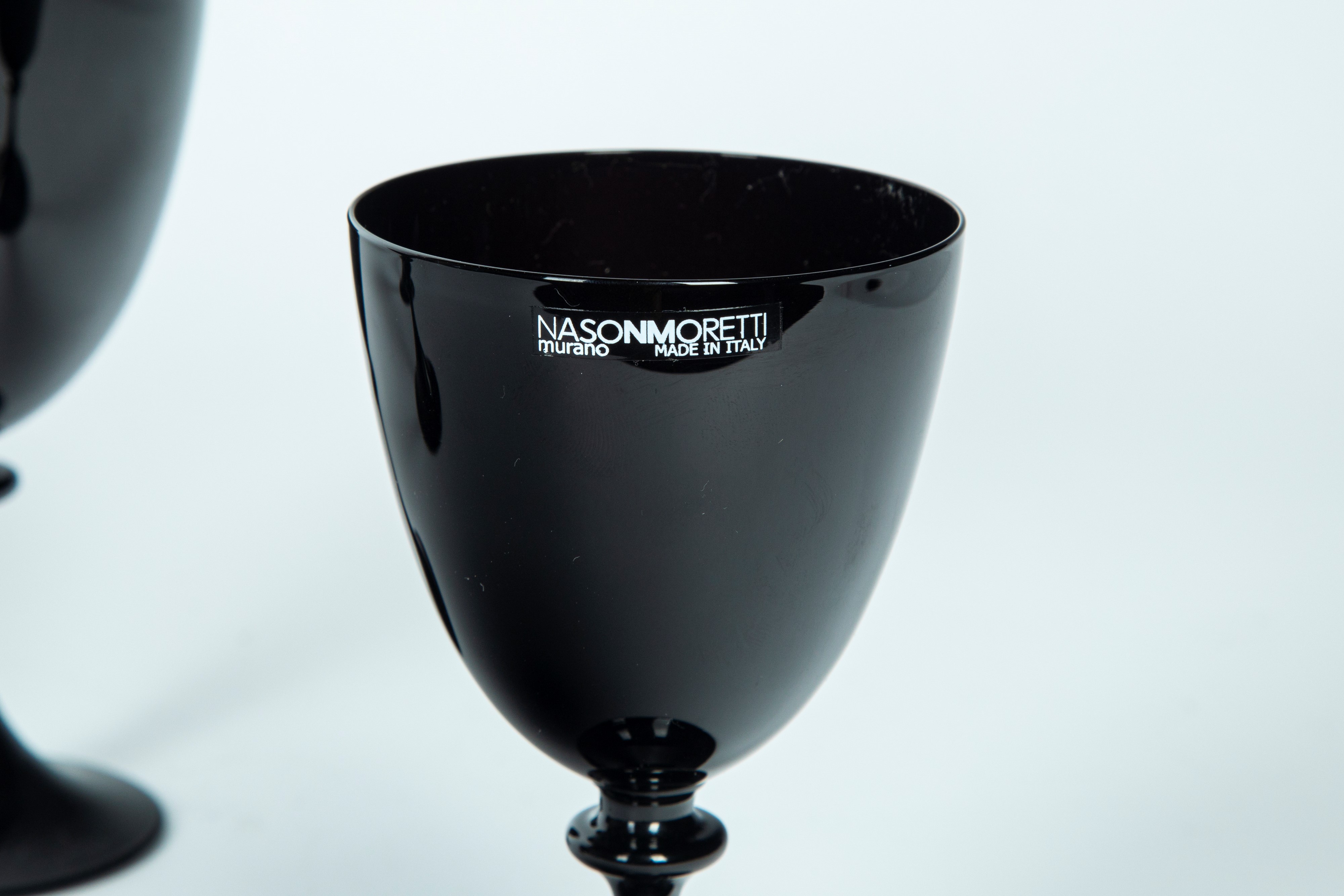 NASON MORETTI. Due calici da vino e due calici da acqua in vetro di Murano color ametista