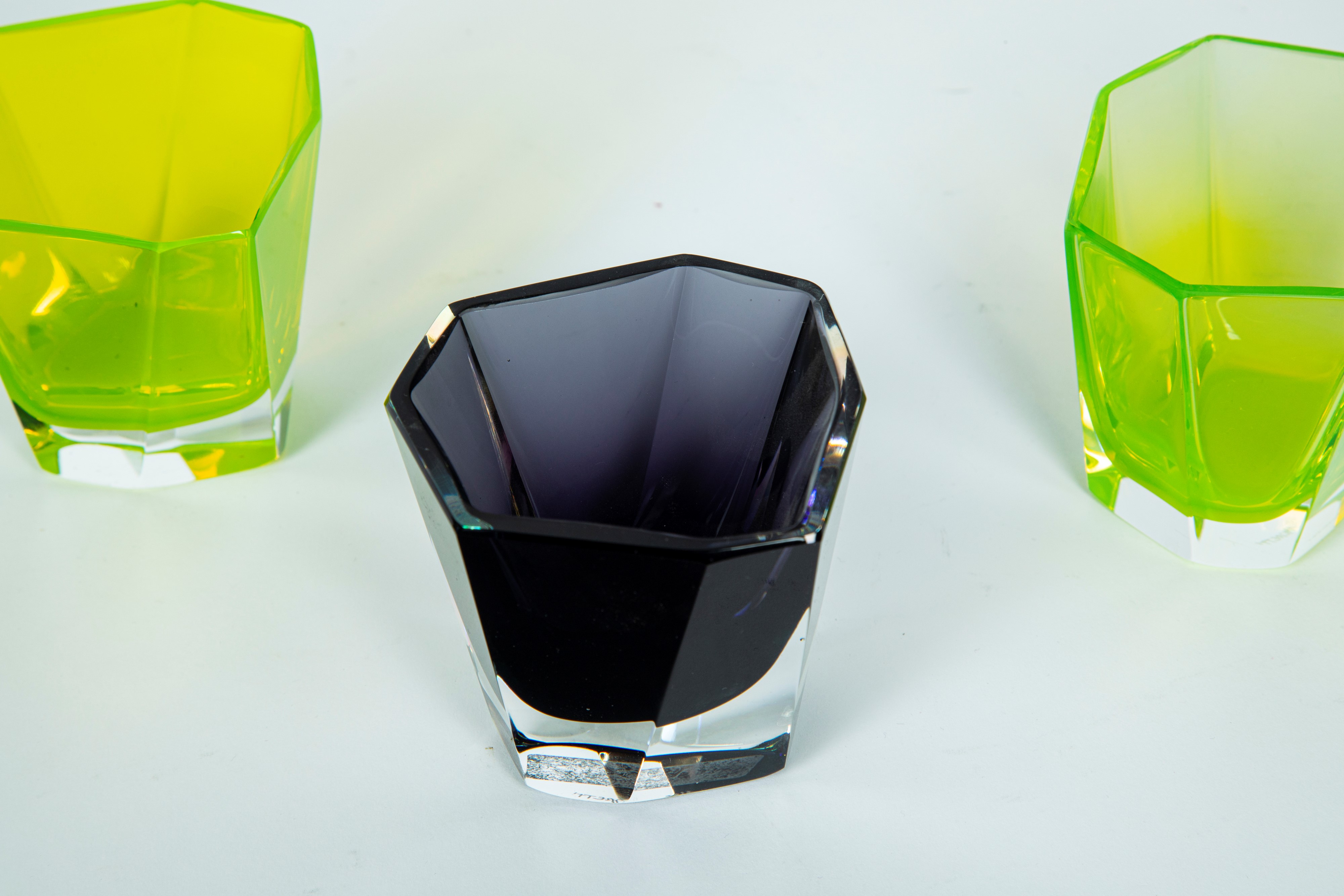 NASON MORETTI Tre bicchieri da liquore in vetro di Murano nelle tonalità verde acido e viola inte...