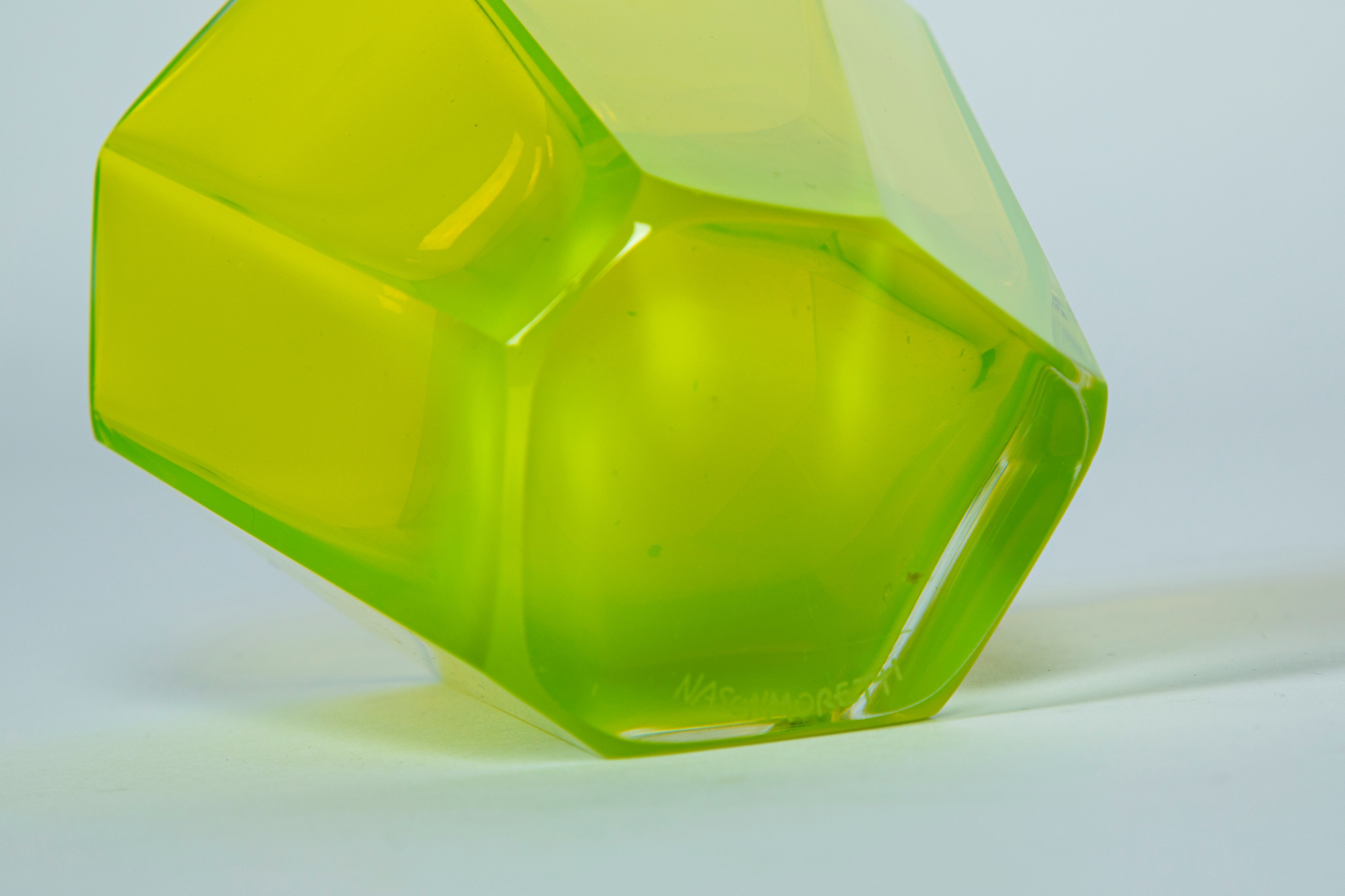 NASON MORETTI Tre bicchieri da liquore in vetro di Murano nelle tonalità verde acido e viola inte...