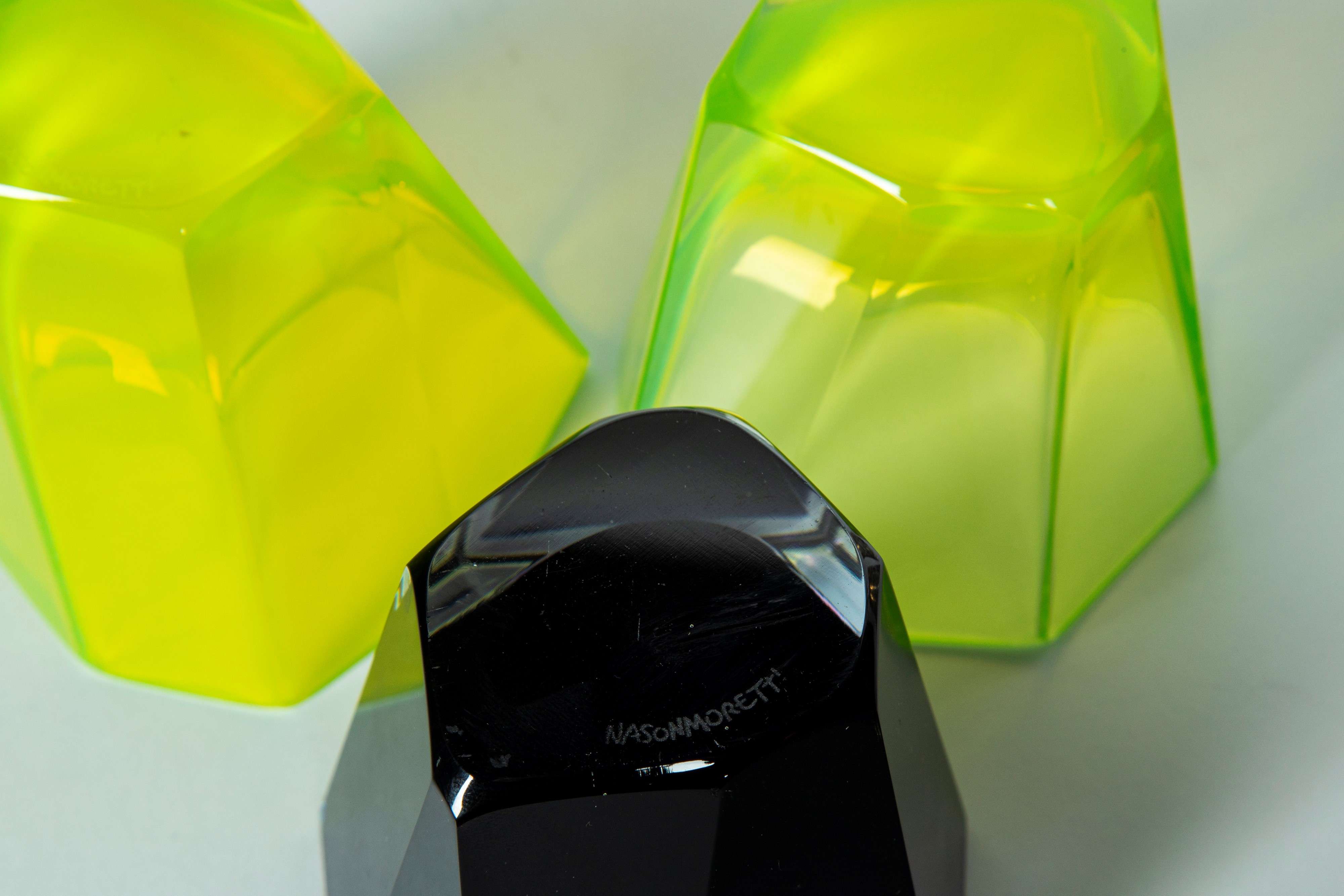 NASON MORETTI Tre bicchieri da liquore in vetro di Murano nelle tonalità verde acido e viola inte...