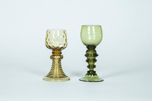 Due calici in vetro nei toni del verde