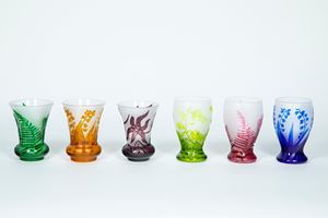 Sei bicchieri in cristallo inciso a motivi floreali policromi