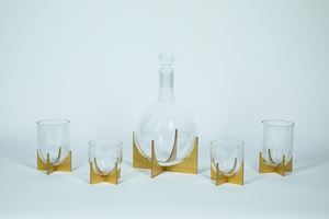 Decanter e quattro bicchieri in vetro soffiato incolore su supporto in ottone