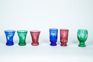 Sei bicchieri in cristallo policromo inciso a soggetti vari. Manifattura russa, met&agrave; secolo XX