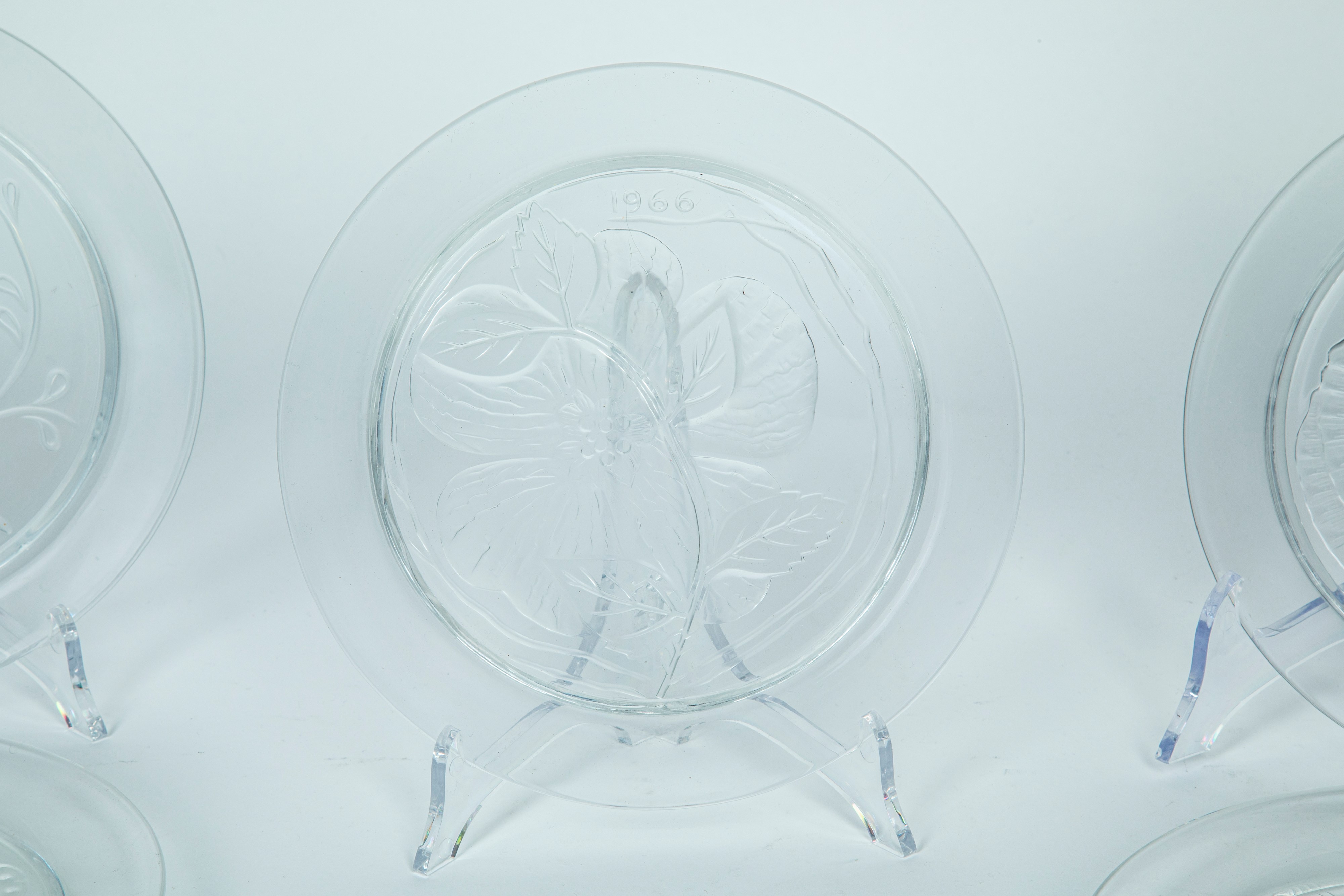 Lalique France. Otto Piatti in Cristallo a Soggetti Differenti Prevalentemente di Flora e Fauna
