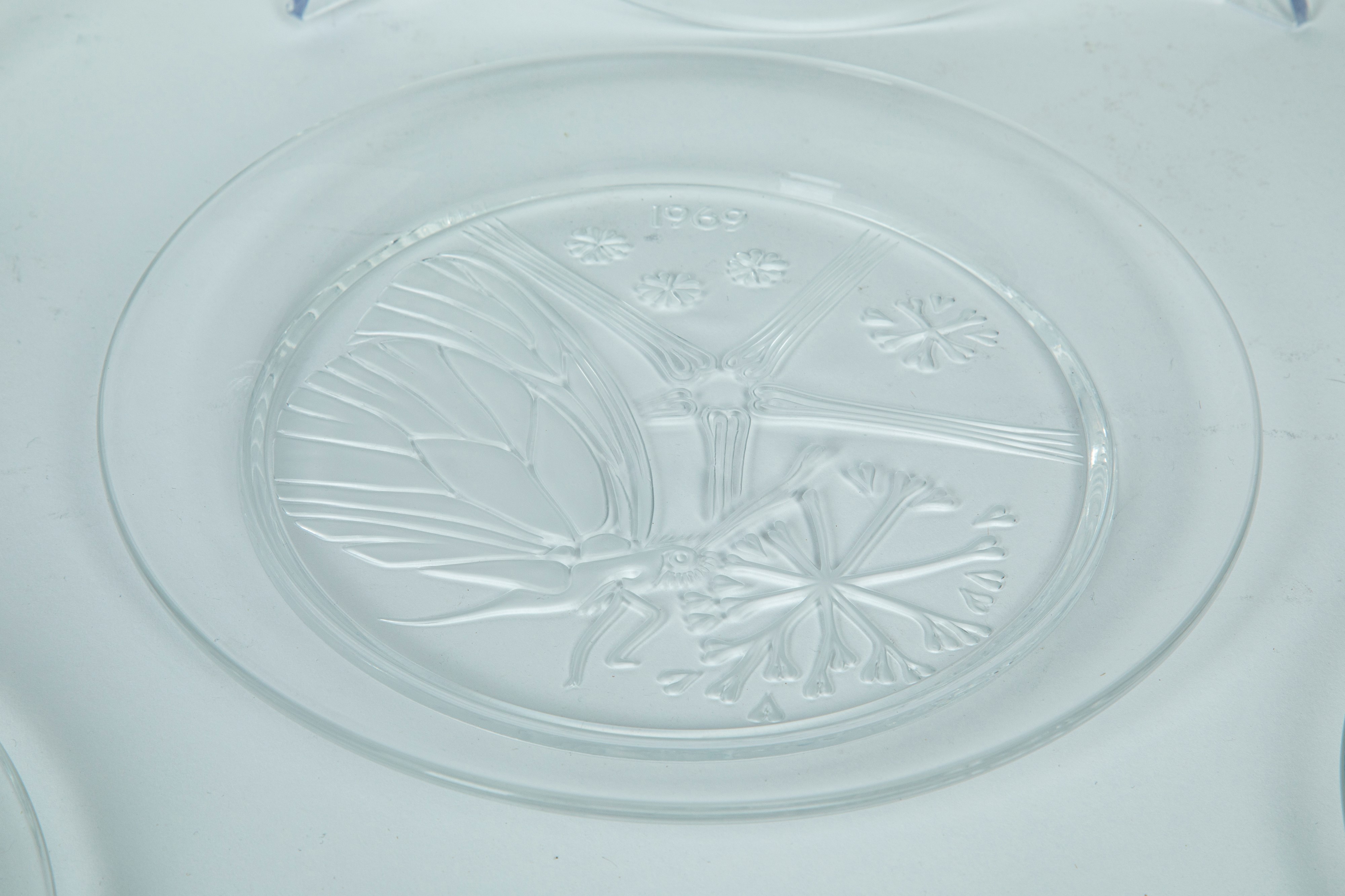 Lalique France. Otto Piatti in Cristallo a Soggetti Differenti Prevalentemente di Flora e Fauna