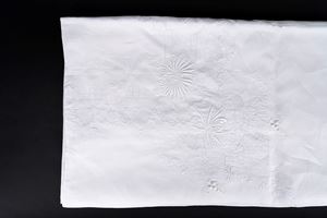 Grande tovaglia in lino ricamata a mano