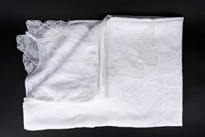 Grande tovaglia in lino ricamata a mano con motivi a farfalle