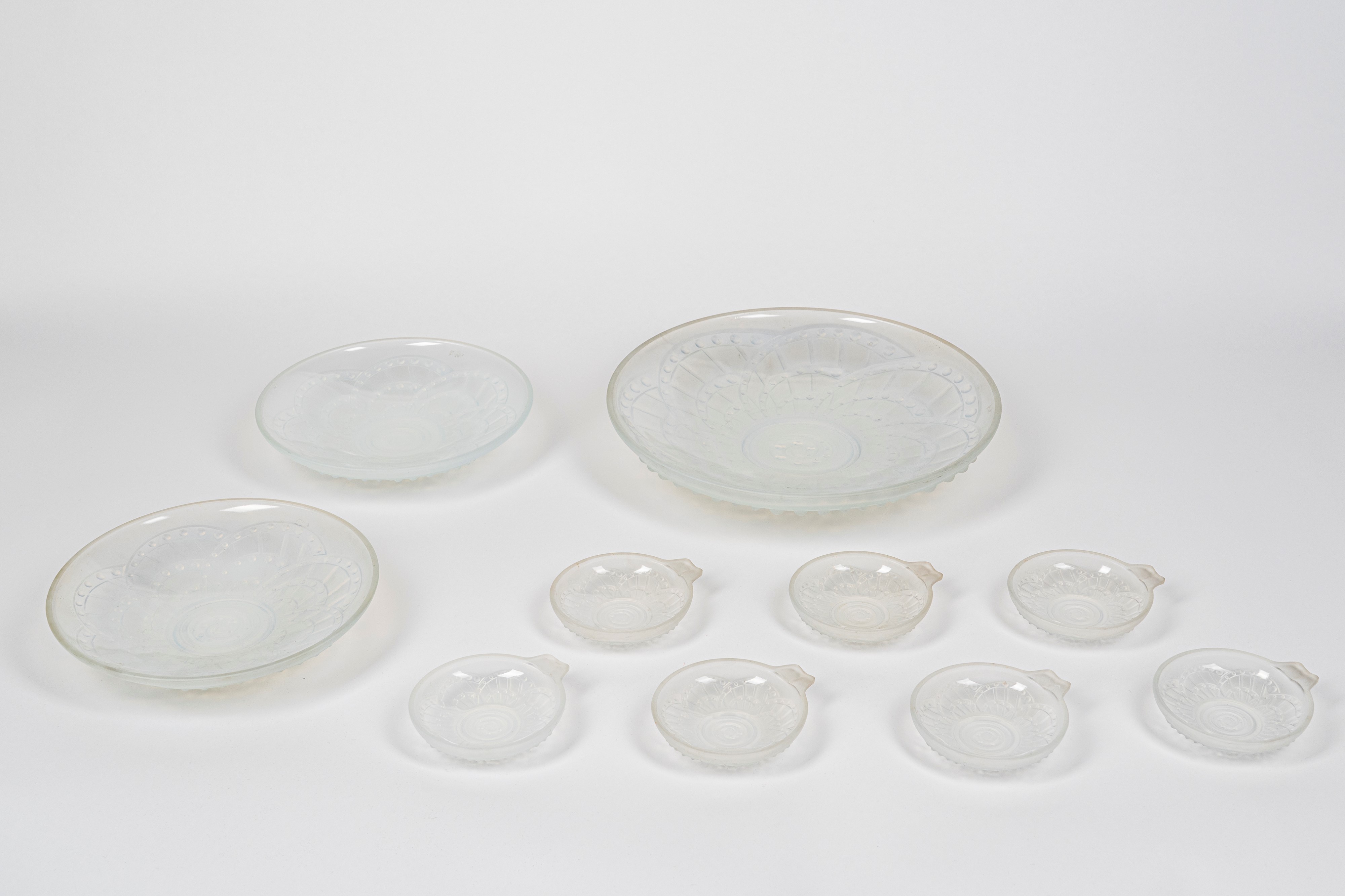 Sevres J. Landier Art Deco Opalescent Glass LES ARCS Set composto da un grande plateau e due più ...