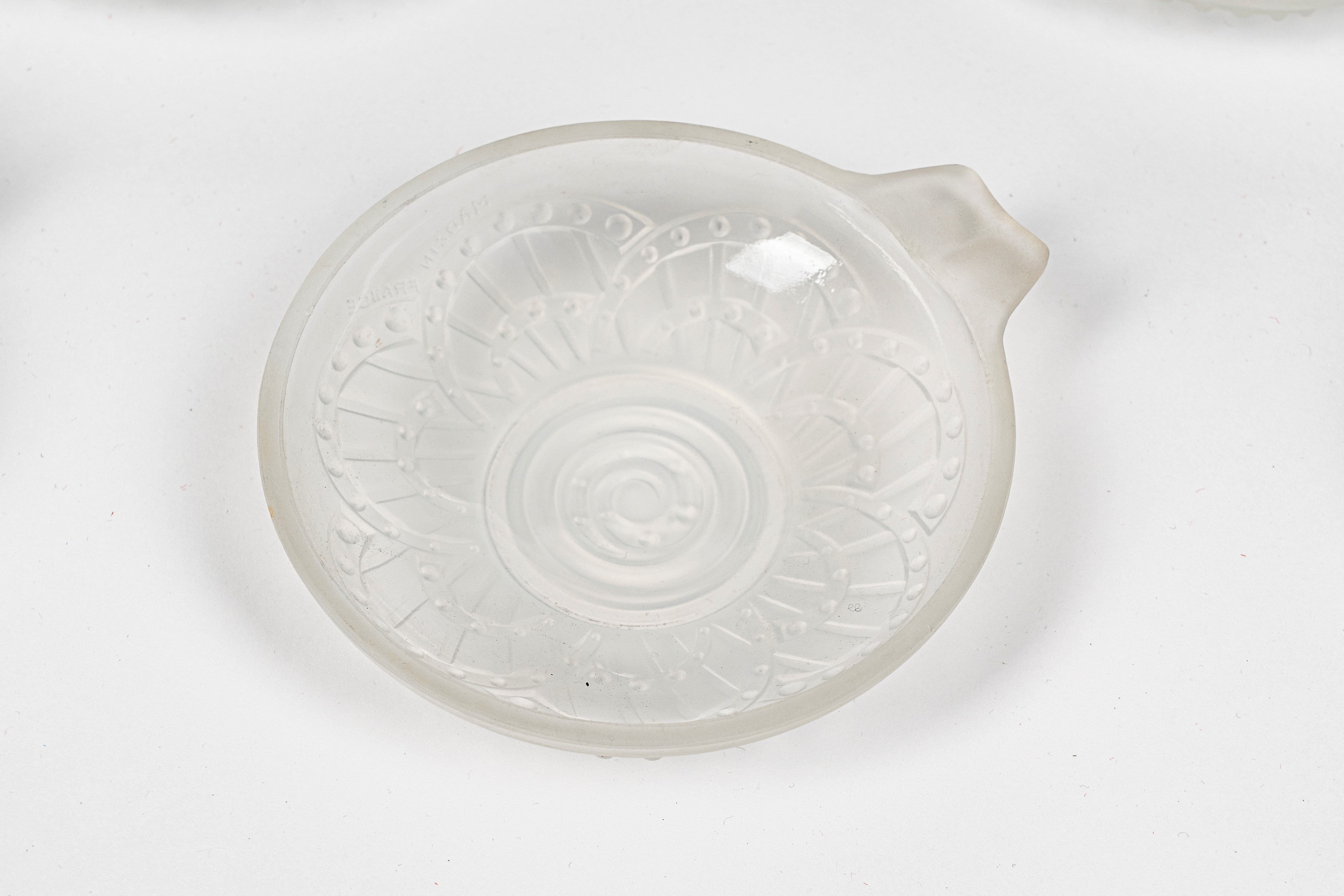 Sevres J. Landier Art Deco Opalescent Glass LES ARCS Set composto da un grande plateau e due più ...