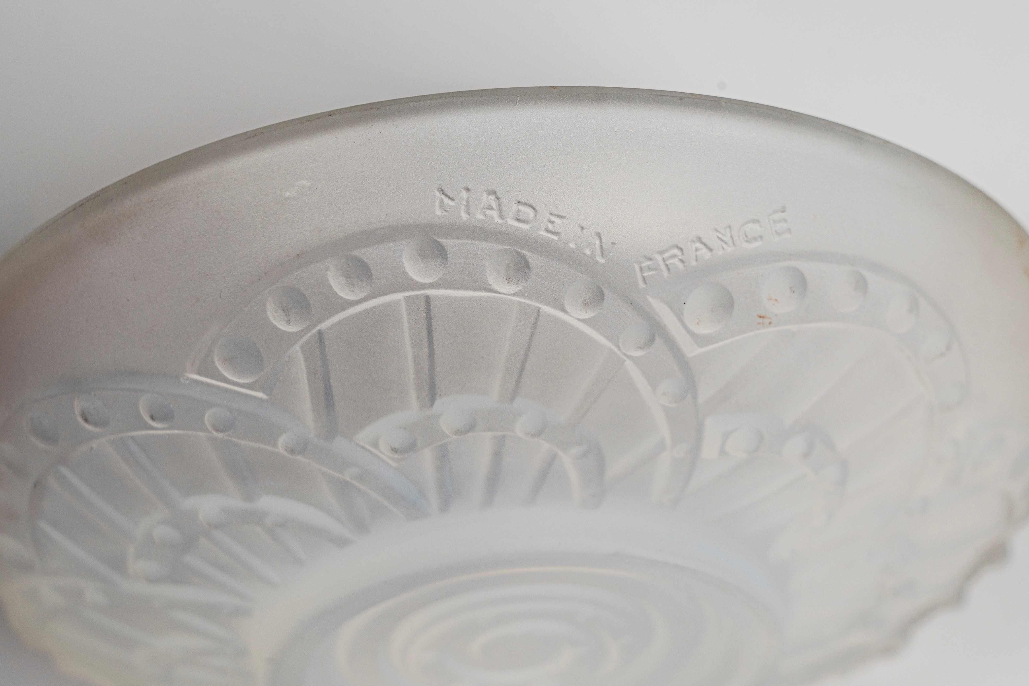 Sevres J. Landier Art Deco Opalescent Glass LES ARCS Set composto da un grande plateau e due più ...