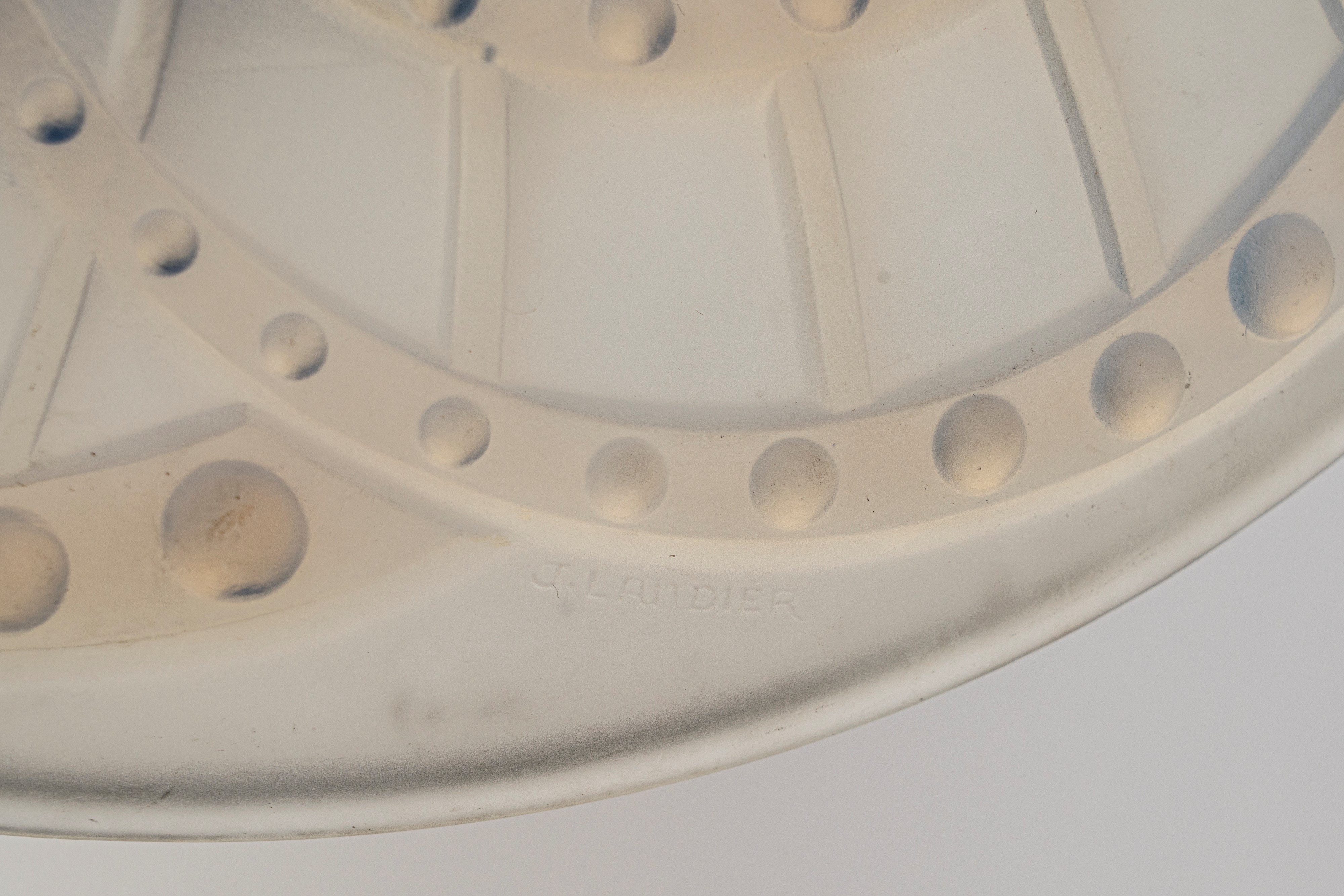 Sevres J. Landier Art Deco Opalescent Glass LES ARCS Set composto da un grande plateau e due più ...