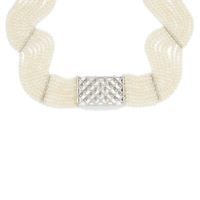 Collana choker a nove fili di perle coltivate con placca centrale in oro bianco 18k e diamanti