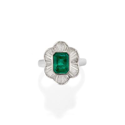 Anello in oro bianco 18k con smeraldo e diamanti, motivo a fiore