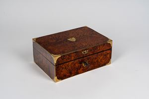 Grande necessaire da viaggio entro scatola lastronata con inserti in ottone. Francia, inizio secolo XIX