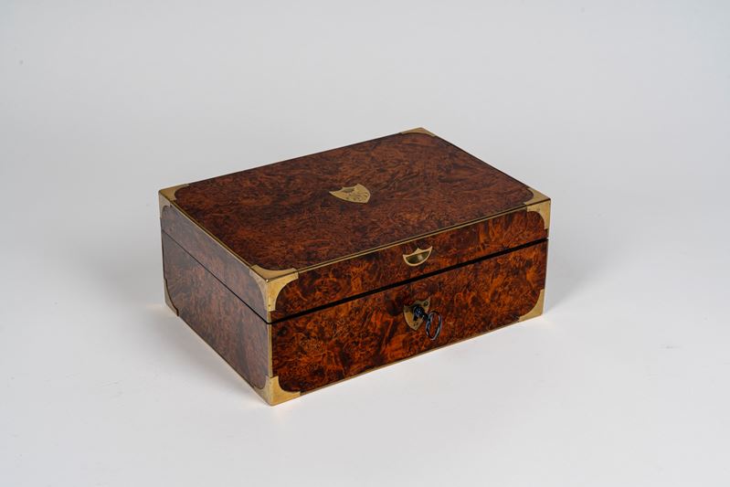 Grande necessaire da viaggio entro scatola lastronata con inserti in ottone. Francia, inizio seco...