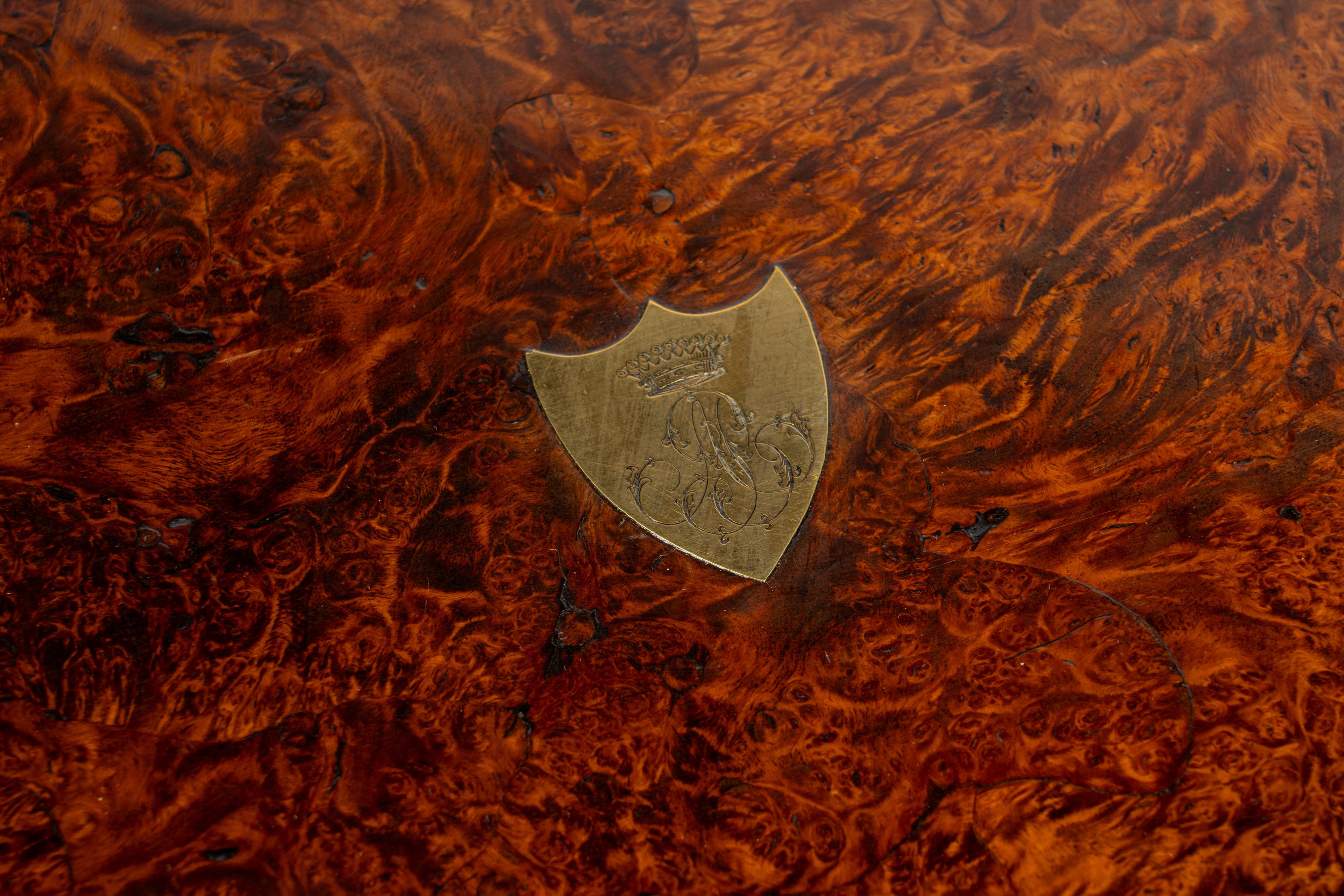 Grande necessaire da viaggio entro scatola lastronata con inserti in ottone. Francia, inizio seco...