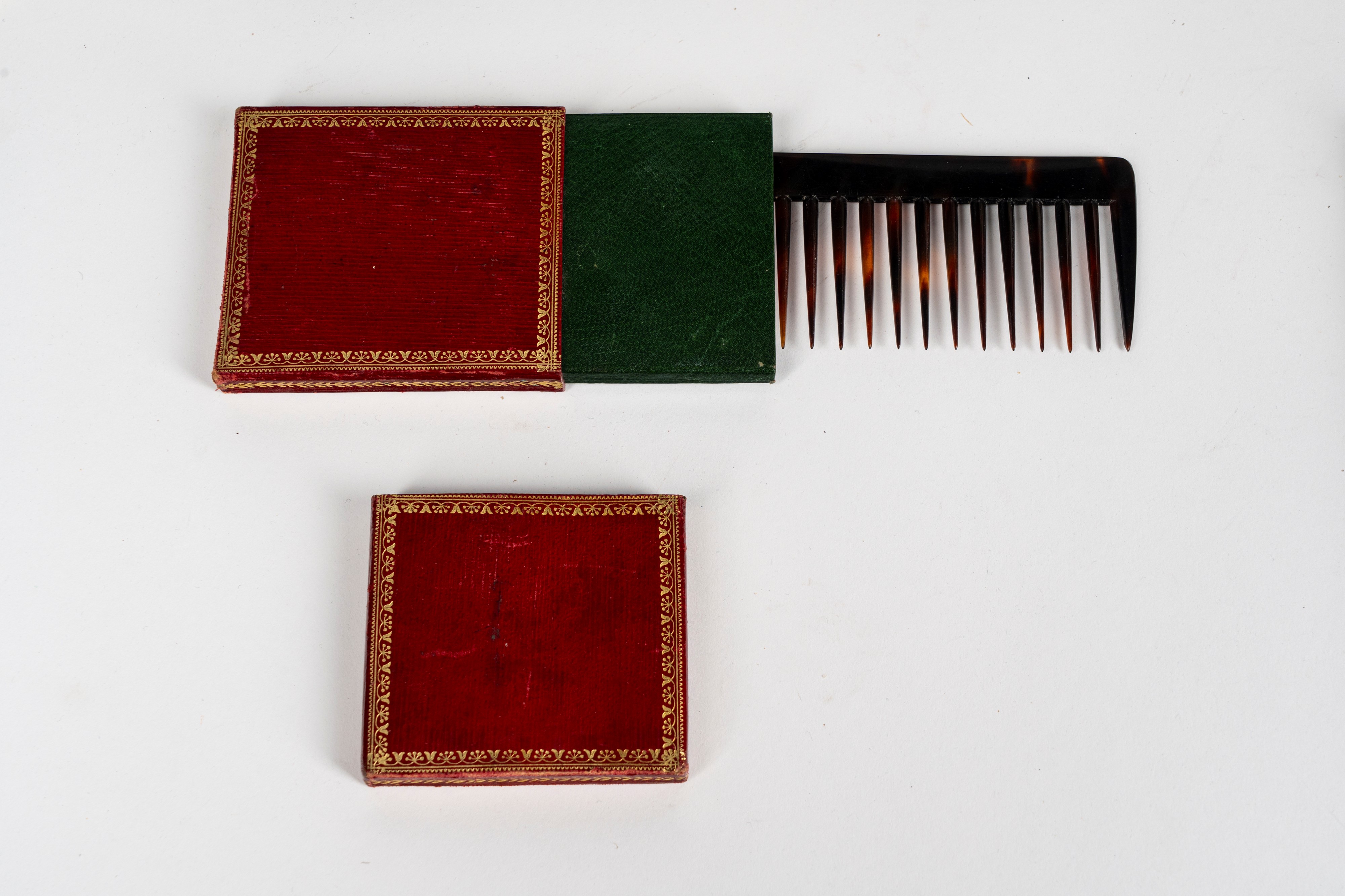 Grande necessaire da viaggio entro scatola lastronata con inserti in ottone. Francia, inizio seco...