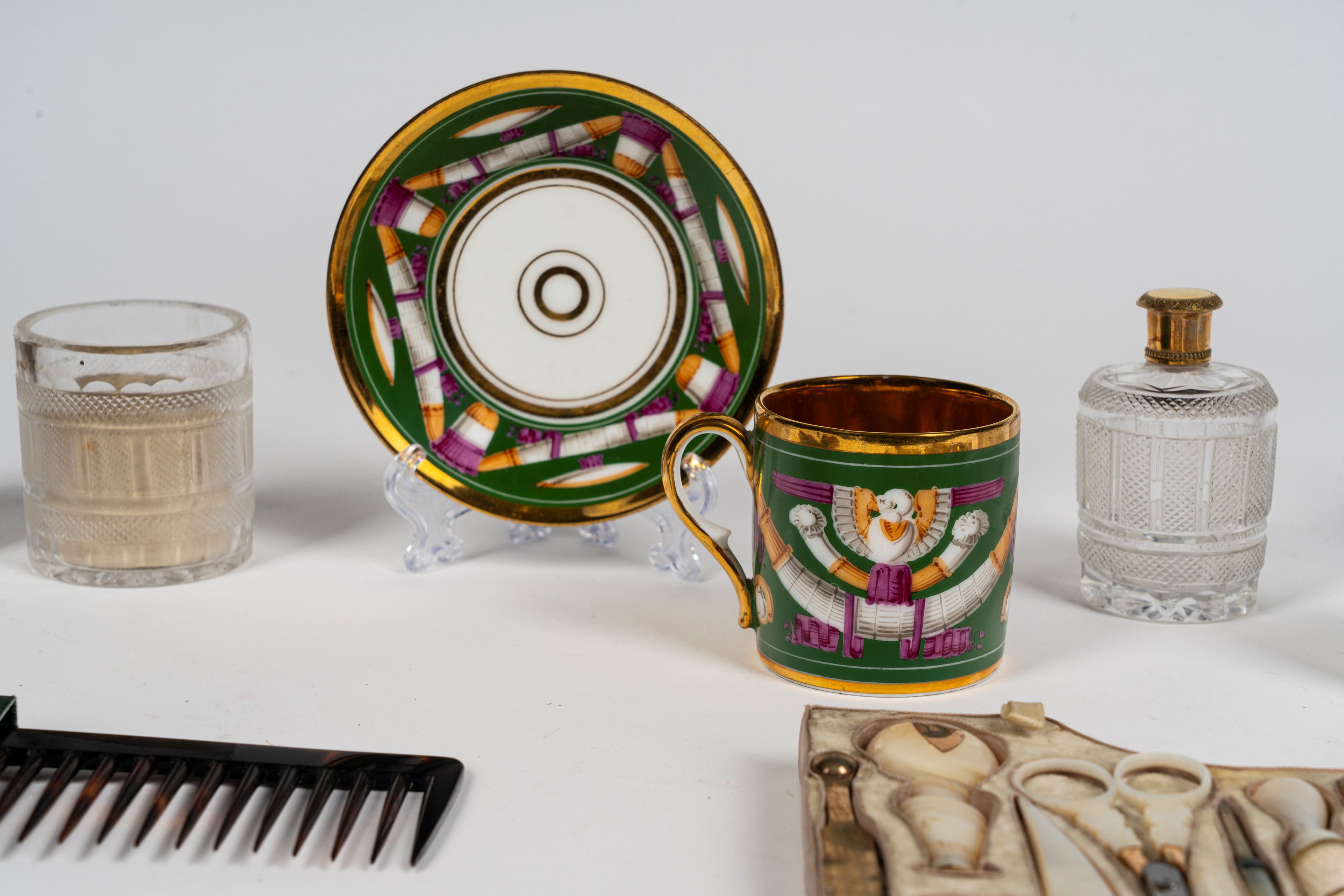 Grande necessaire da viaggio entro scatola lastronata con inserti in ottone. Francia, inizio seco...