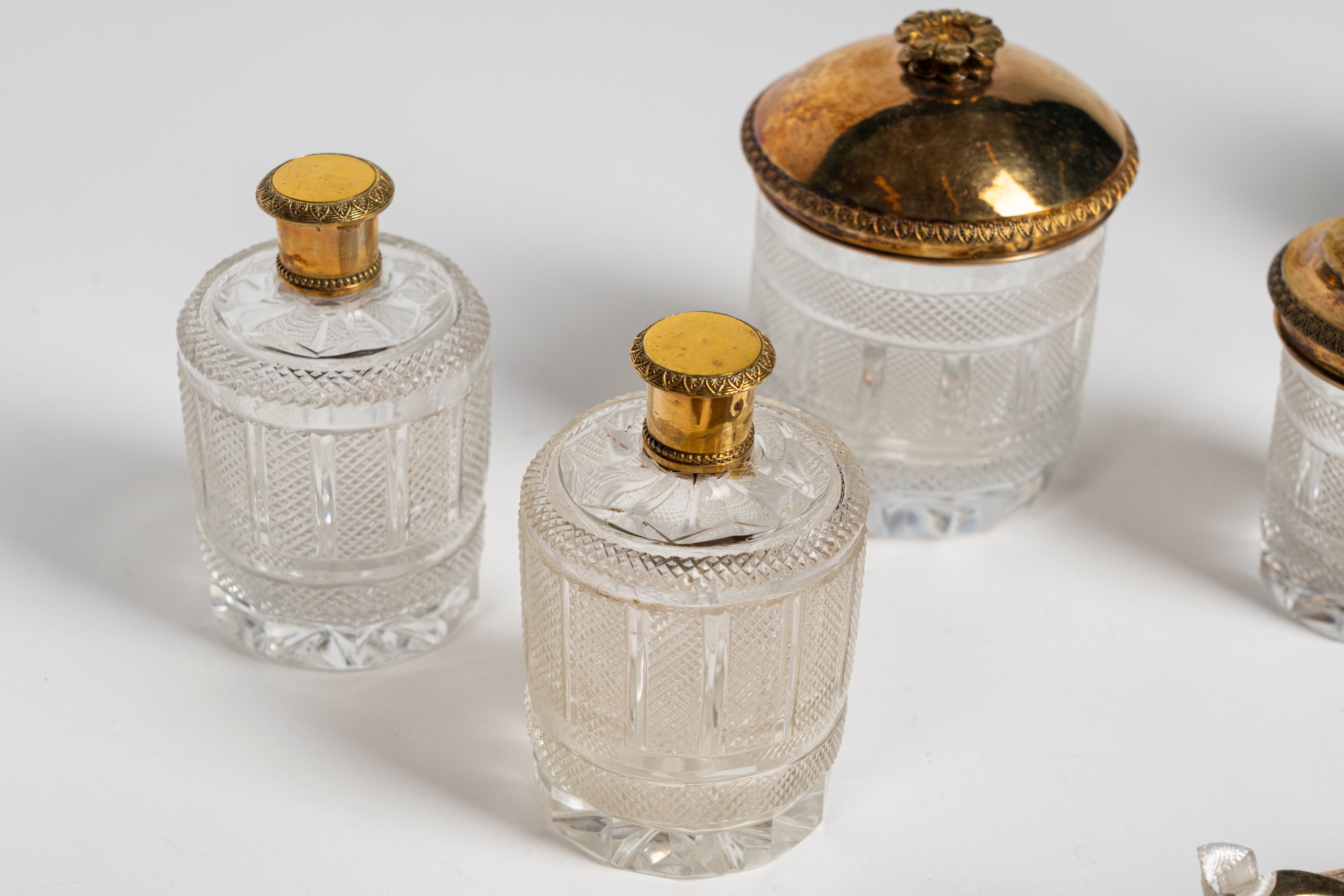 Grande necessaire da viaggio entro scatola lastronata con inserti in ottone. Francia, inizio seco...