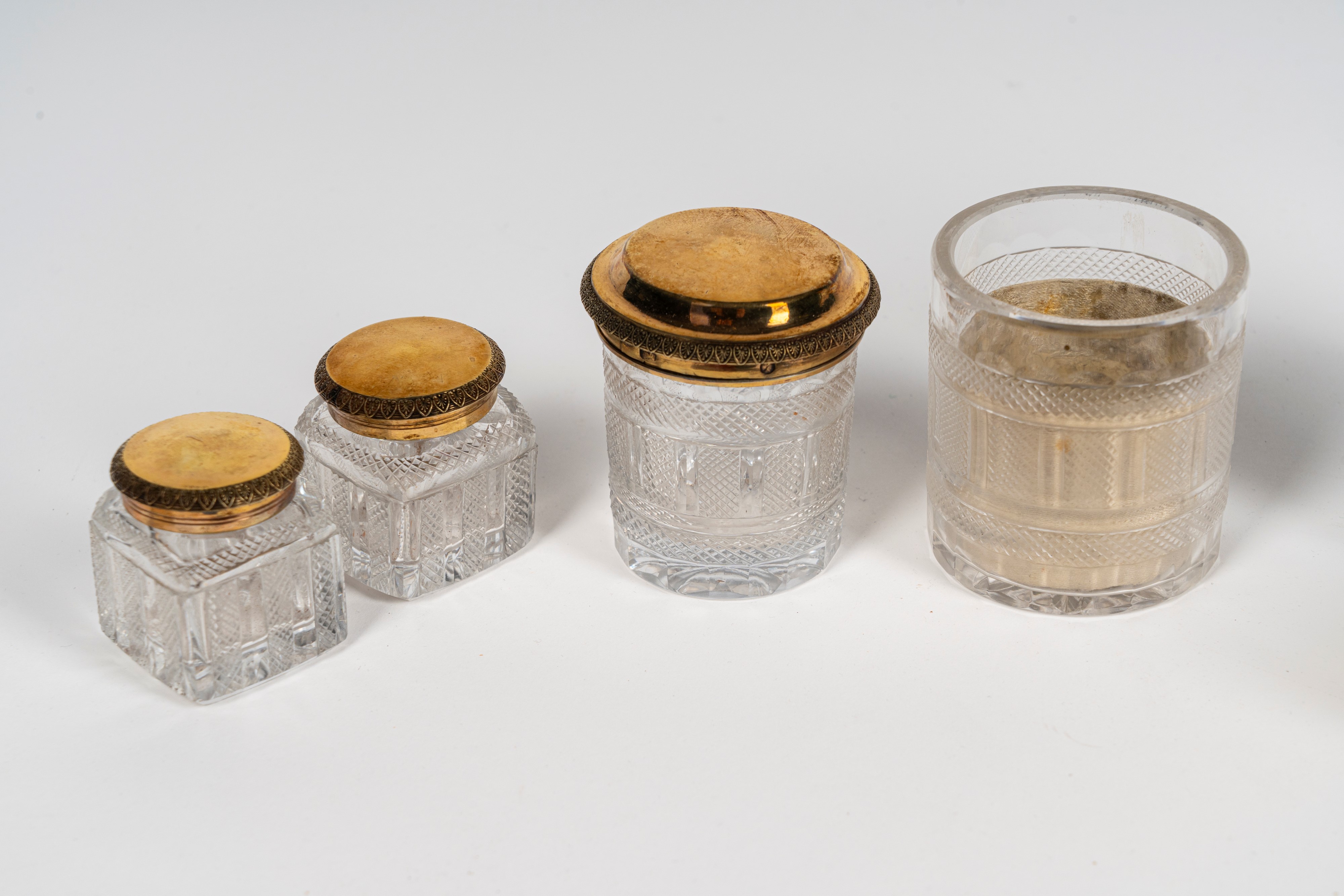 Grande necessaire da viaggio entro scatola lastronata con inserti in ottone. Francia, inizio seco...