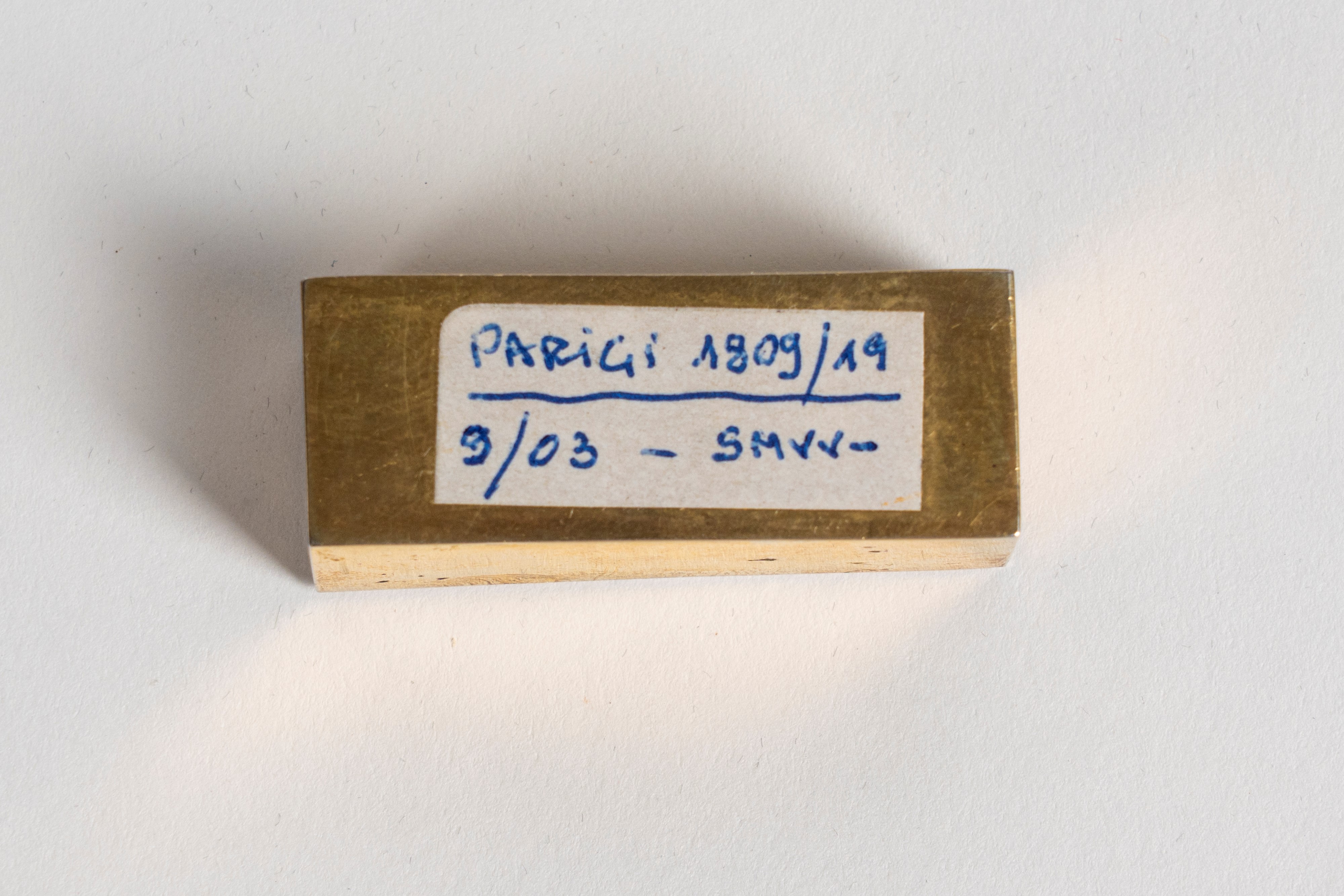 Grande necessaire da viaggio entro scatola lastronata con inserti in ottone. Francia, inizio seco...