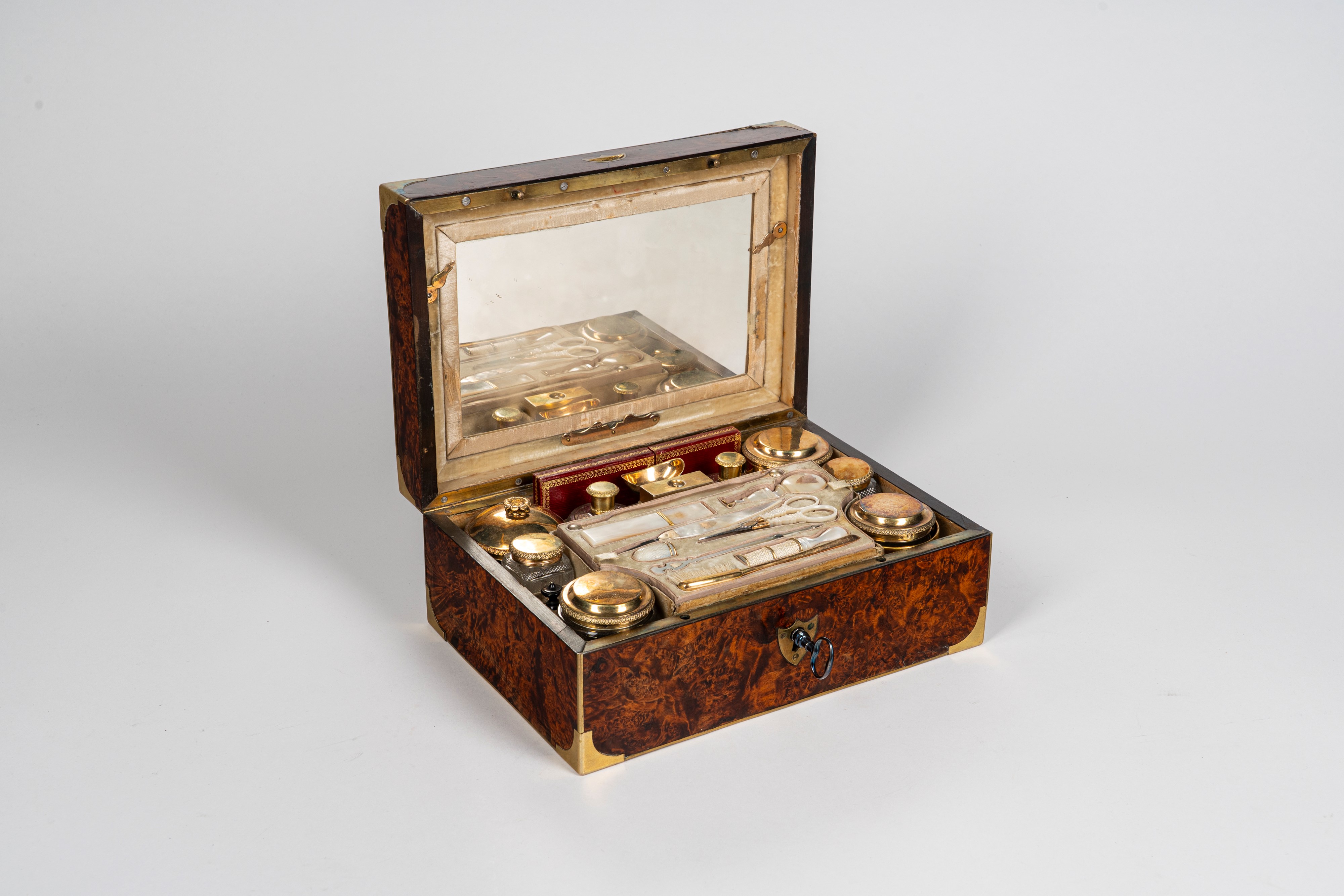 Grande necessaire da viaggio entro scatola lastronata con inserti in ottone. Francia, inizio seco...