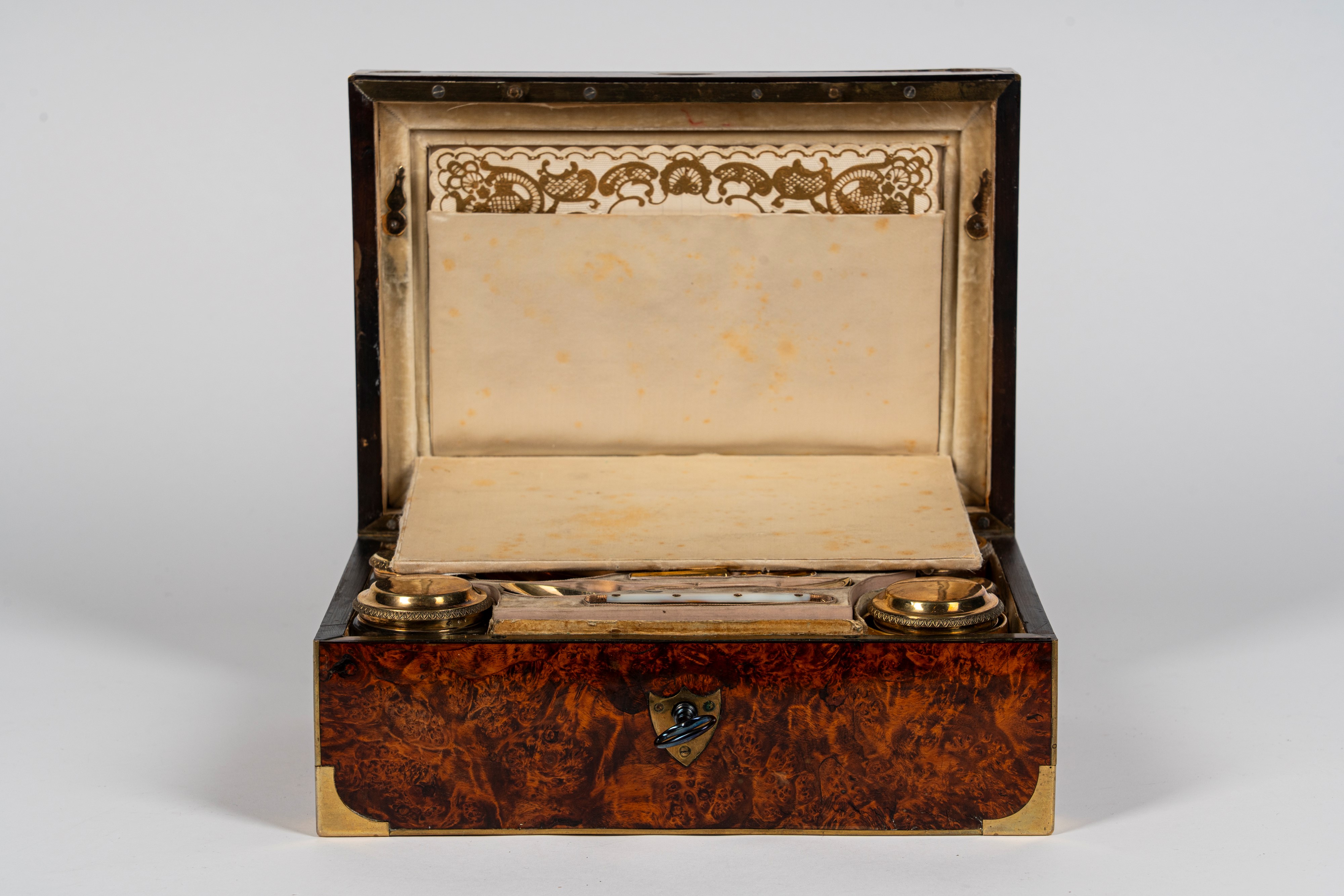 Grande necessaire da viaggio entro scatola lastronata con inserti in ottone. Francia, inizio seco...