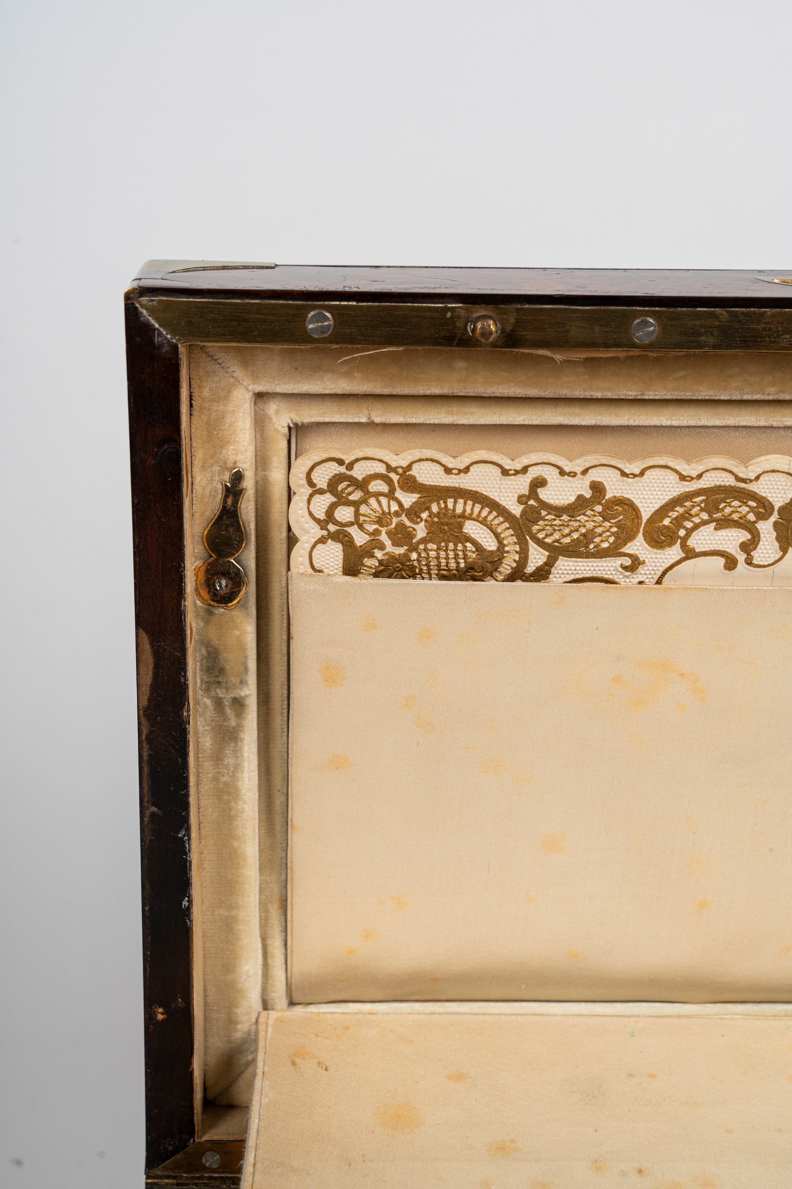 Grande necessaire da viaggio entro scatola lastronata con inserti in ottone. Francia, inizio seco...