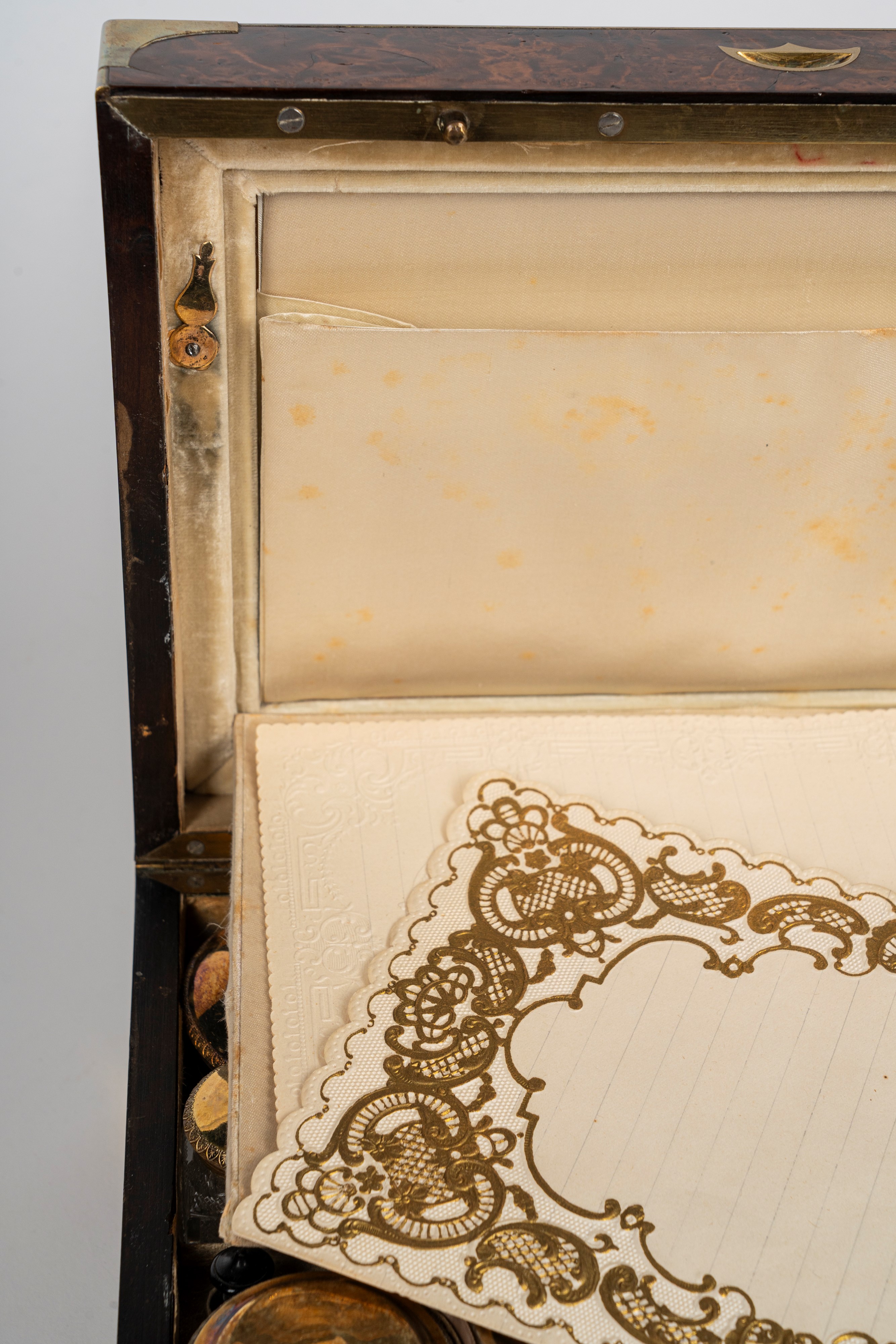 Grande necessaire da viaggio entro scatola lastronata con inserti in ottone. Francia, inizio seco...