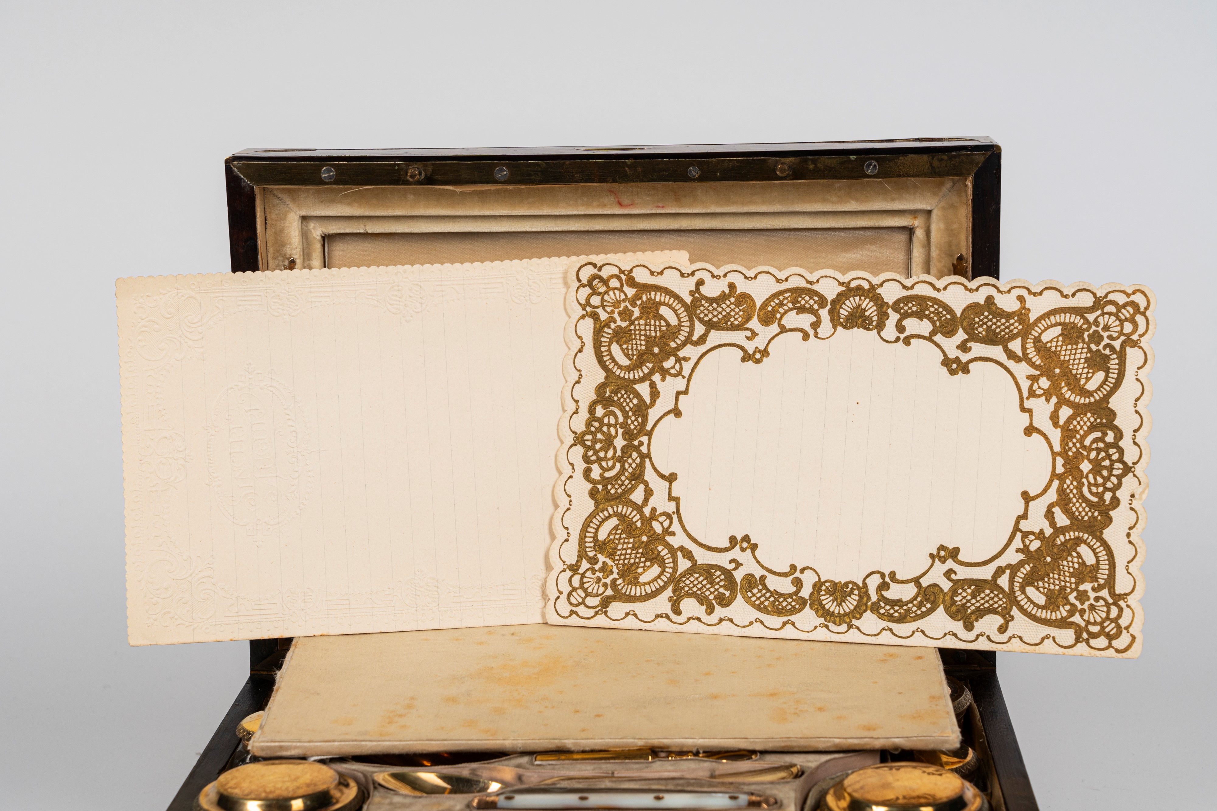 Grande necessaire da viaggio entro scatola lastronata con inserti in ottone. Francia, inizio seco...