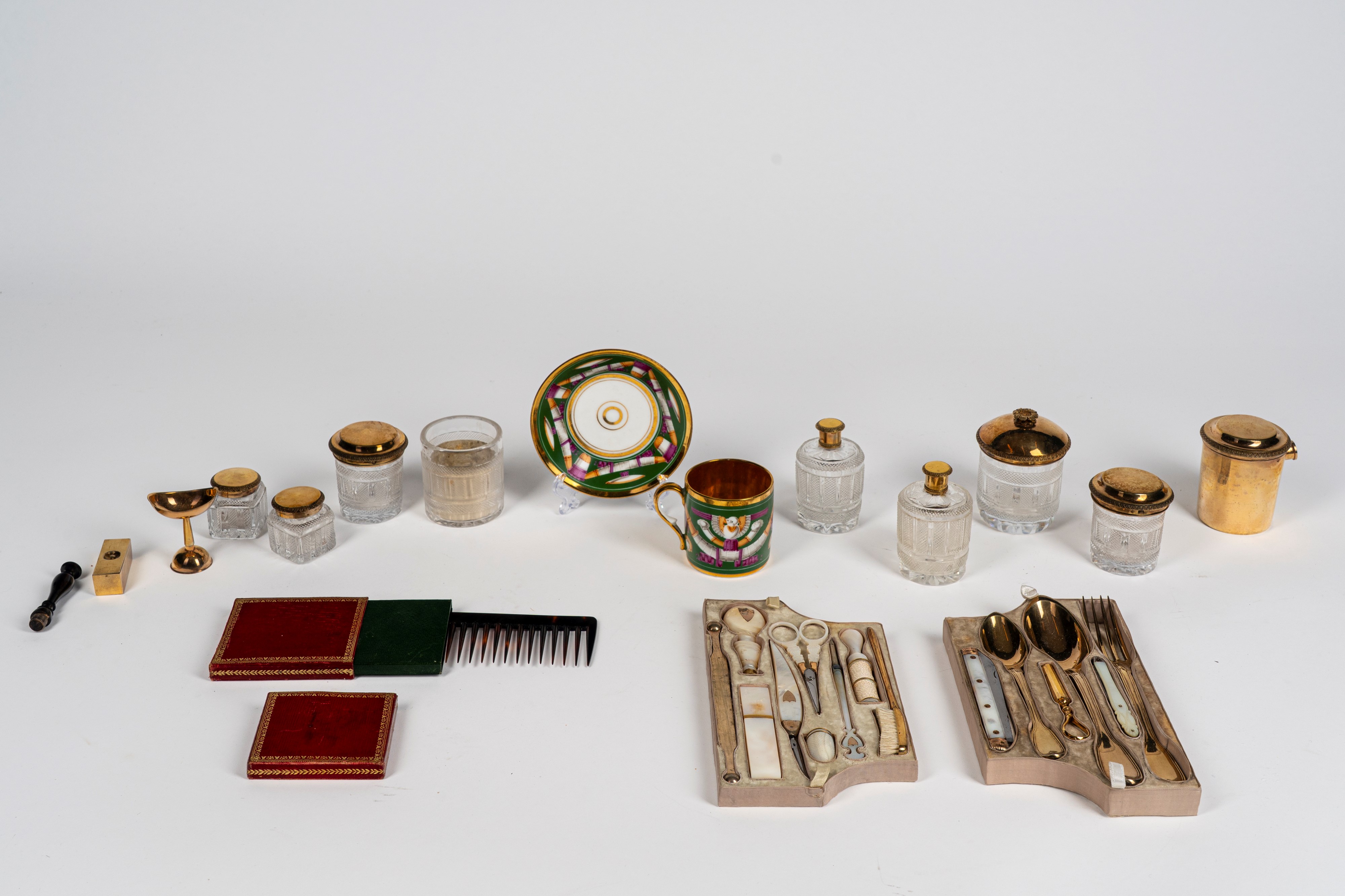 Grande necessaire da viaggio entro scatola lastronata con inserti in ottone. Francia, inizio seco...