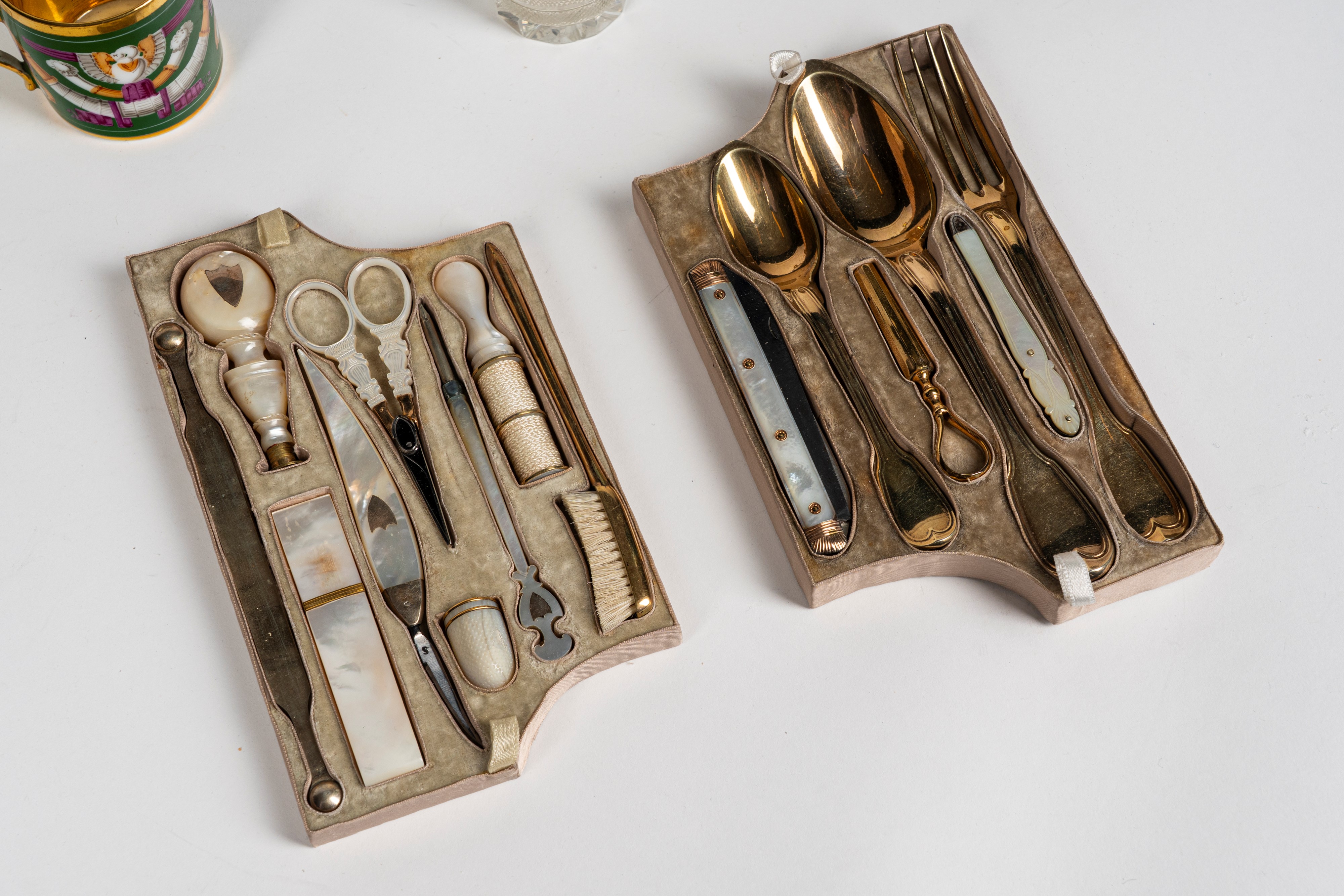 Grande necessaire da viaggio entro scatola lastronata con inserti in ottone. Francia, inizio seco...