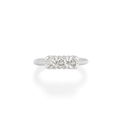 Anello trilogy in oro bianco 18k con diamanti taglio brillante