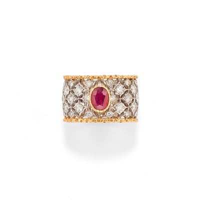 Anello in oro bicolore 18k con rubino ovale e diamanti