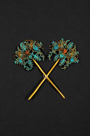 Coppia di spille (tian-tsui) in piuma di martin pescatore azzurre con insetti, Cina, XIX secolo