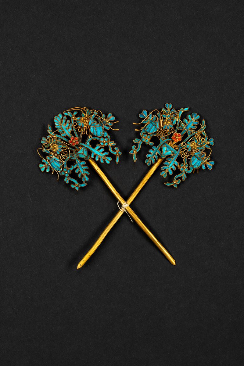 Coppia di spille (tian-tsui) in piuma di martin pescatore azzurre con insetti, Cina, XIX secolo