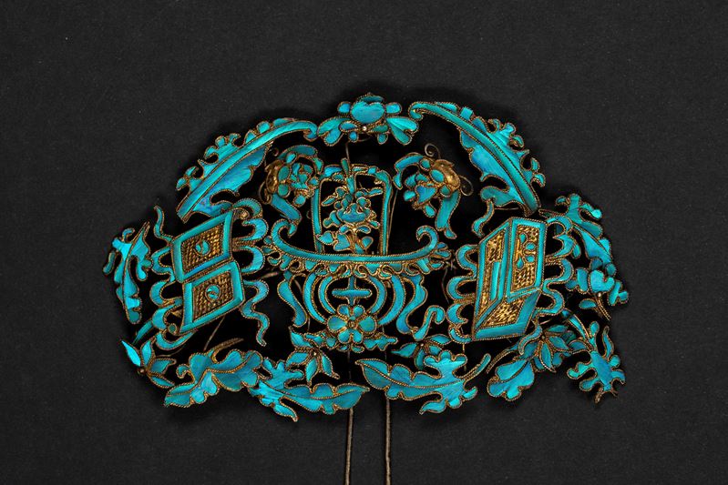 Grande fermaglio a corona con doppia forcina (tian-tsui) decorato con piume di martin pescatore a...