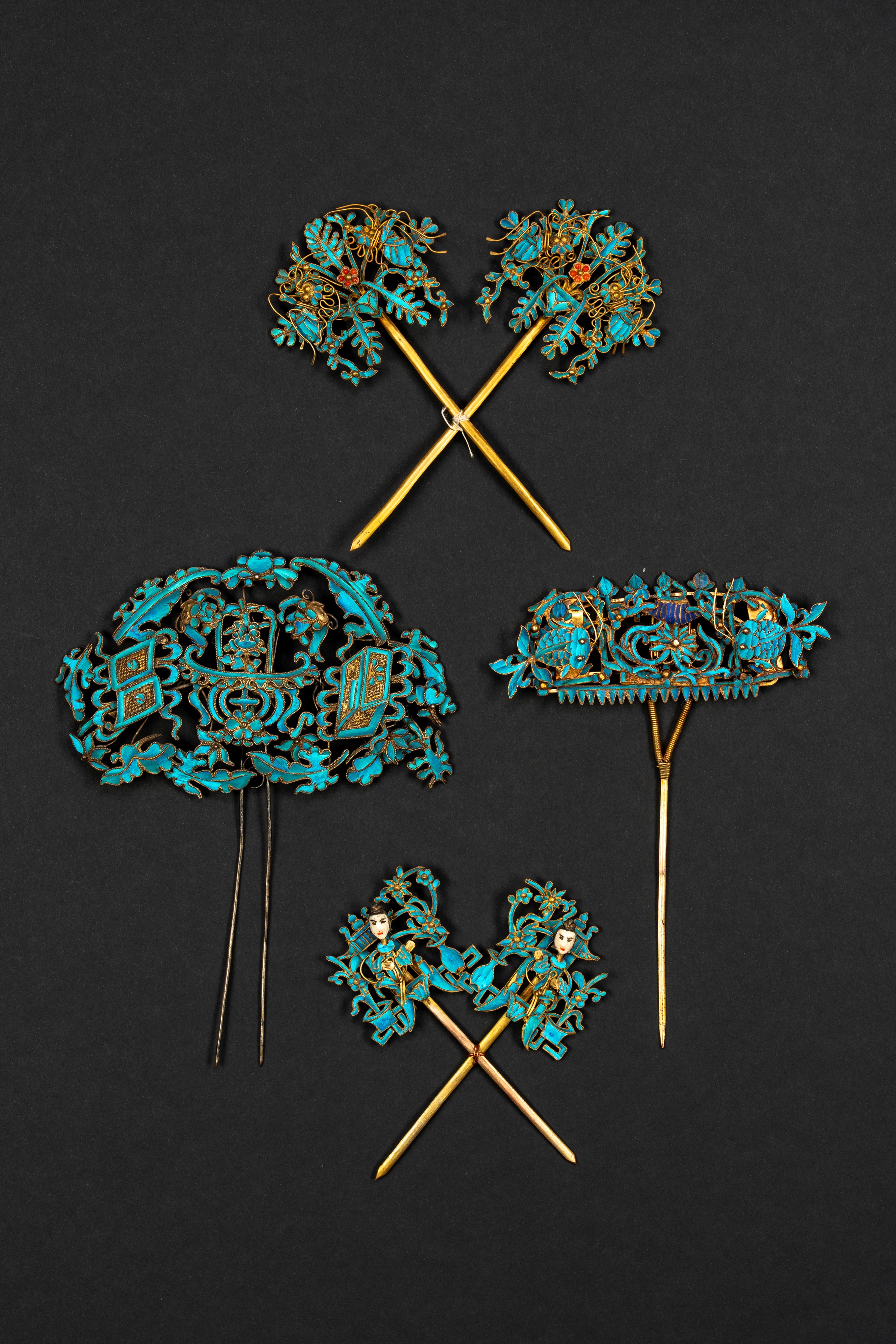 Grande fermaglio a corona con doppia forcina (tian-tsui) decorato con piume di martin pescatore a...