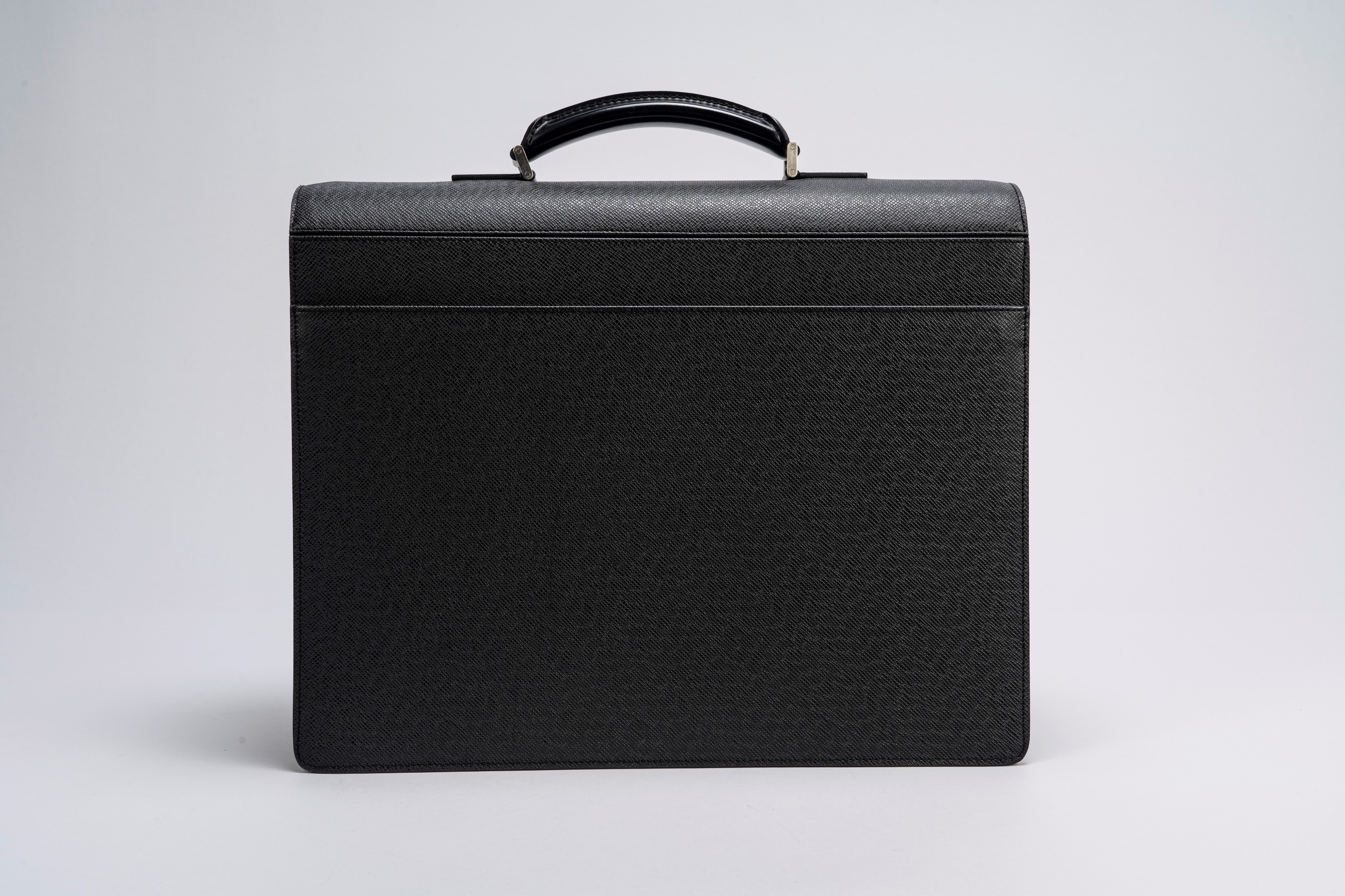 Louis Vuitton - Valigetta in pelle Taiga nera con dettagli in metallo satinato, tre scomparti int...