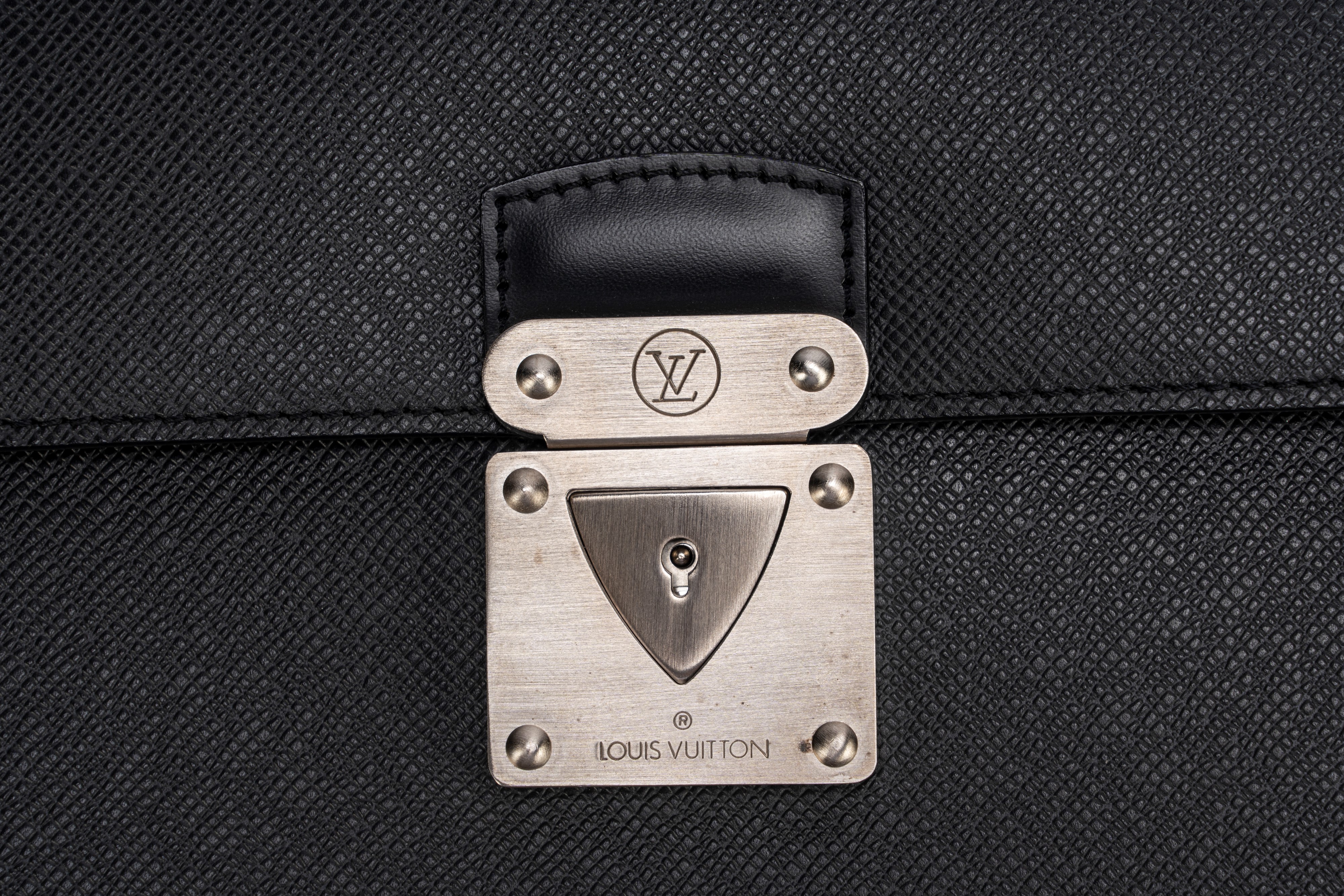 Louis Vuitton - Valigetta in pelle Taiga nera con dettagli in metallo satinato, tre scomparti int...