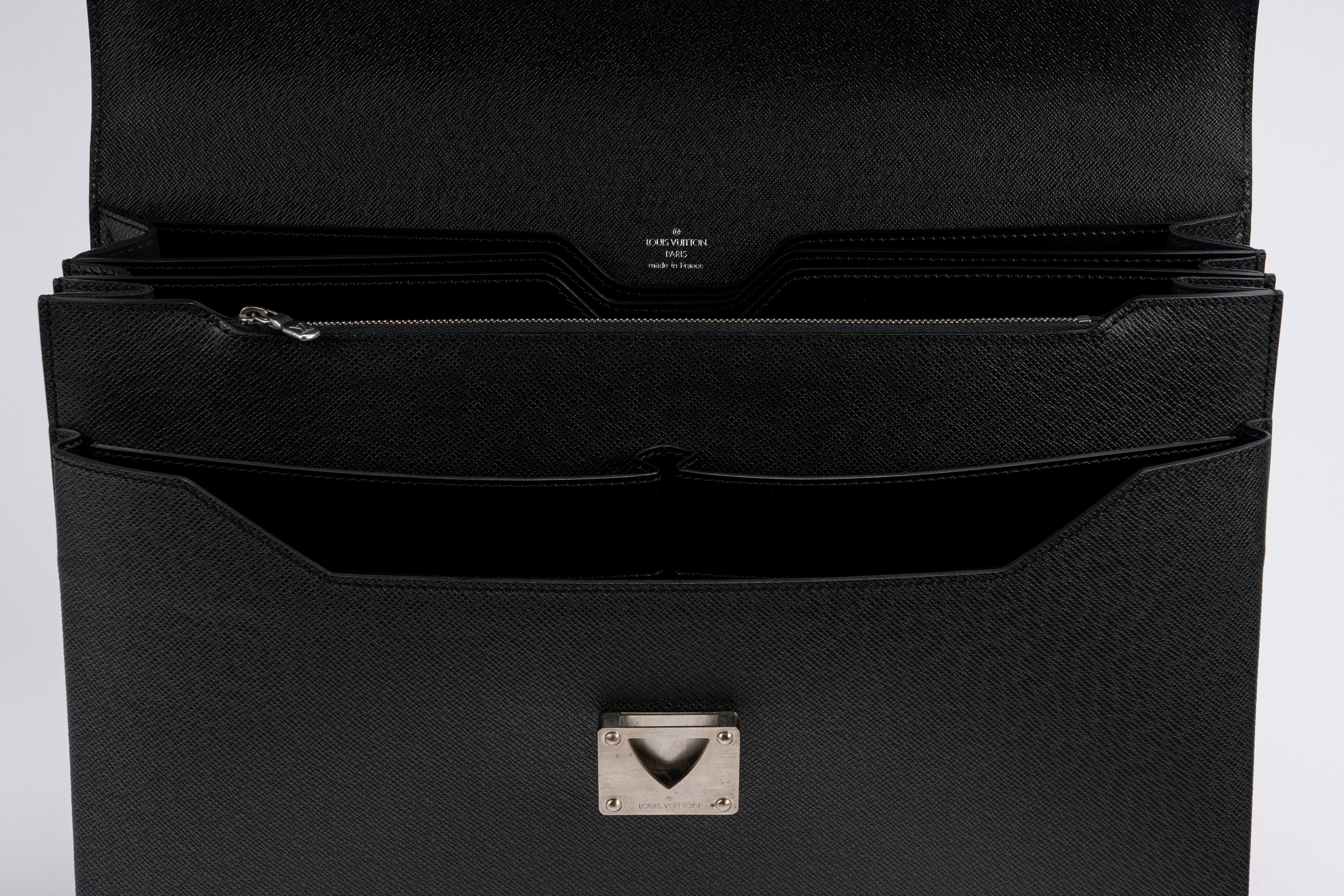 Louis Vuitton - Valigetta in pelle Taiga nera con dettagli in metallo satinato, tre scomparti int...