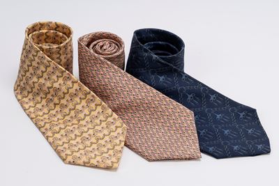 Lotto di tre cravatte, twill di seta con fantasie policrome