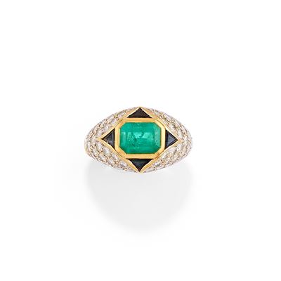 Anello in oro giallo 18k con smeraldo rettangolare e zaffiri laterali