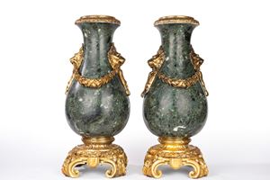 Coppia di vasi in marmo verde montati in bronzo dorato. Francia, fine secolo XIX