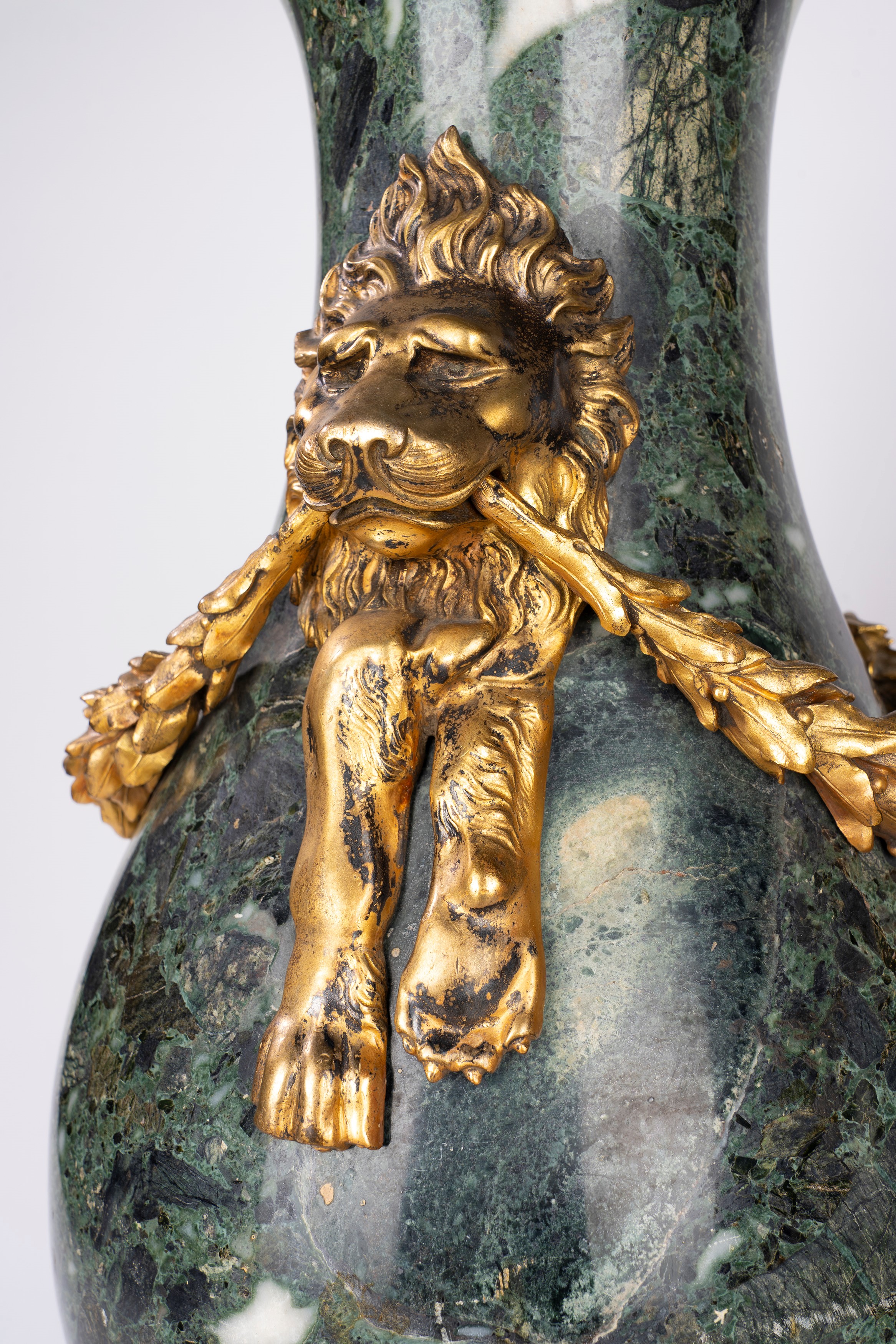 Coppia di vasi in marmo verde montati in bronzo dorato, Francia, fine XIX secolo